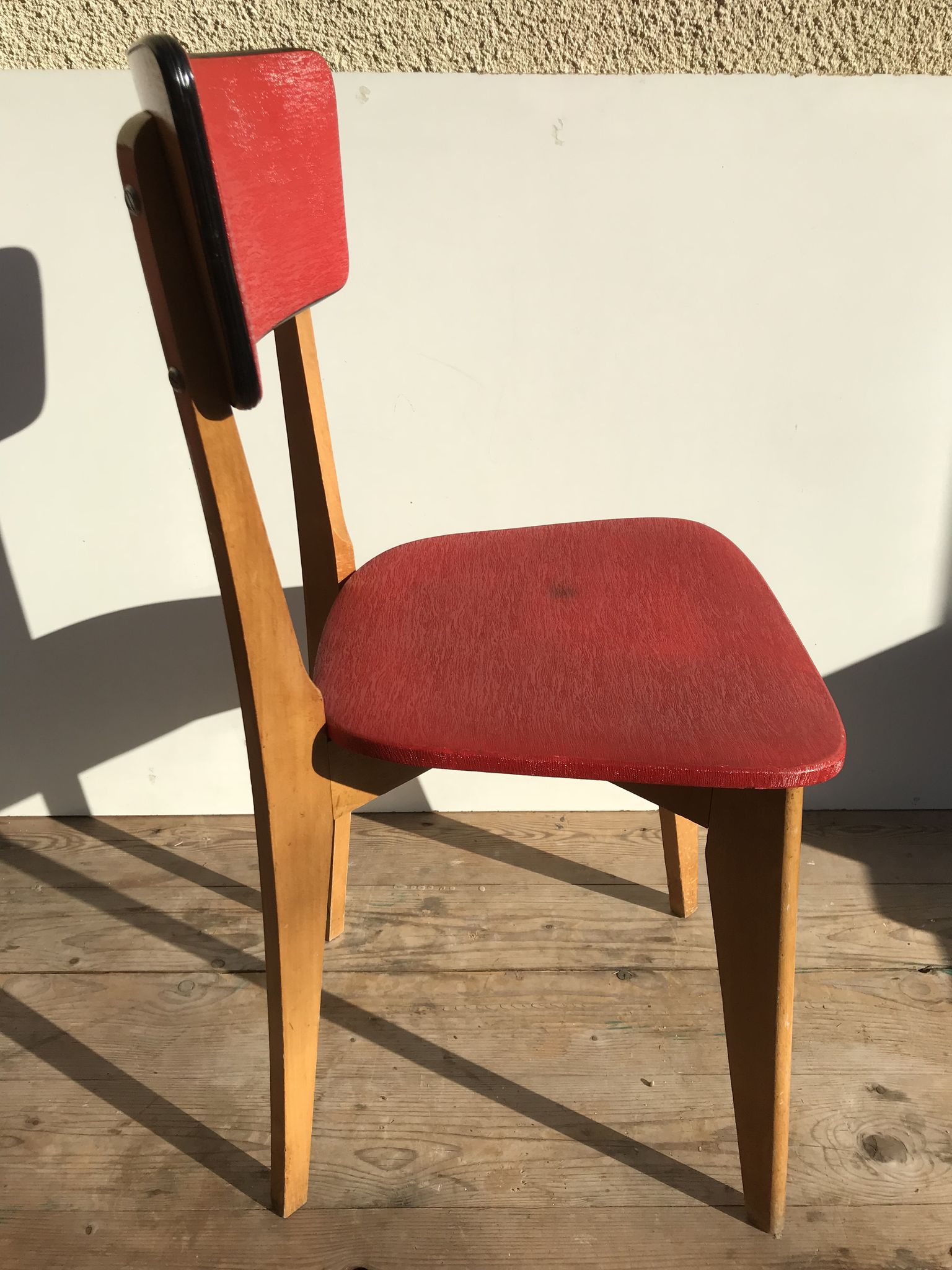 Ancienne chaise scandinave bois & vinyle rouge années 60 vintage