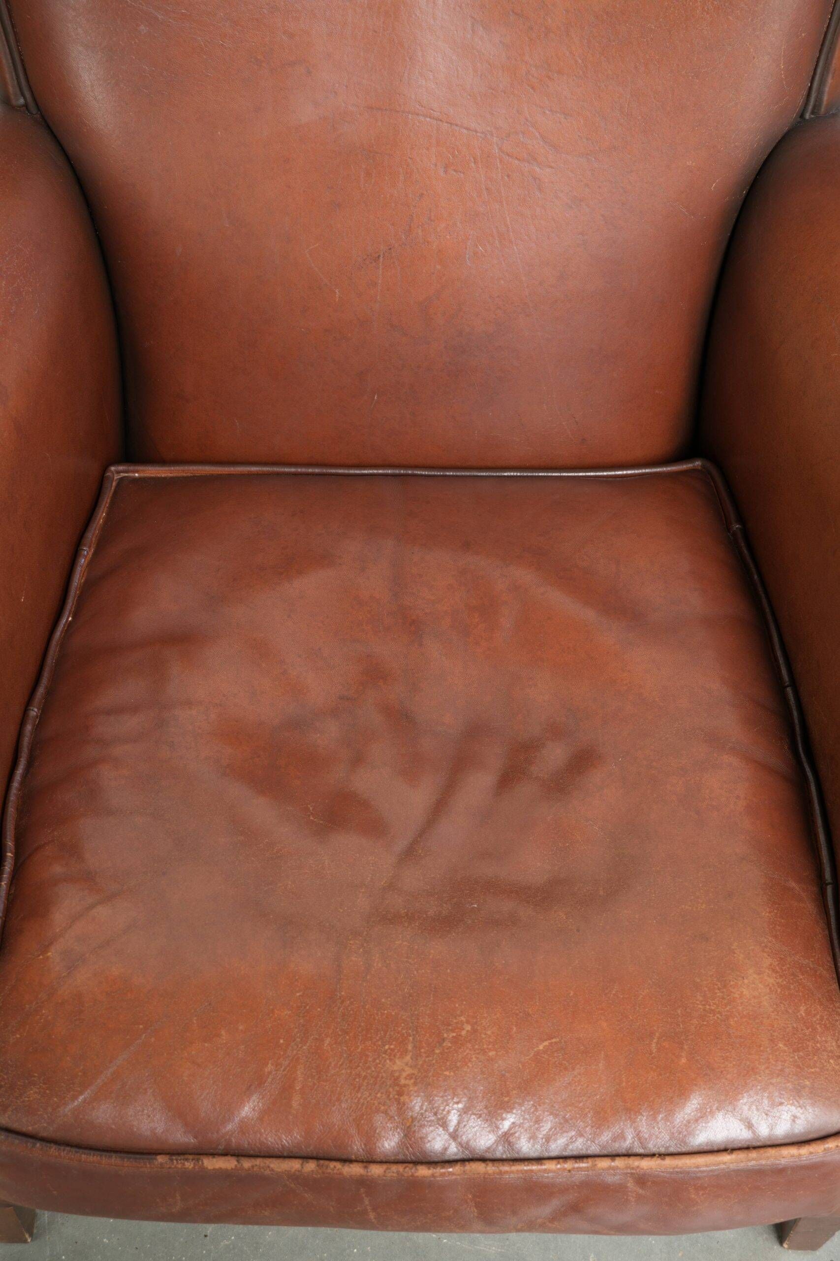 Timeless armchair made of sheepskin leather with a English look