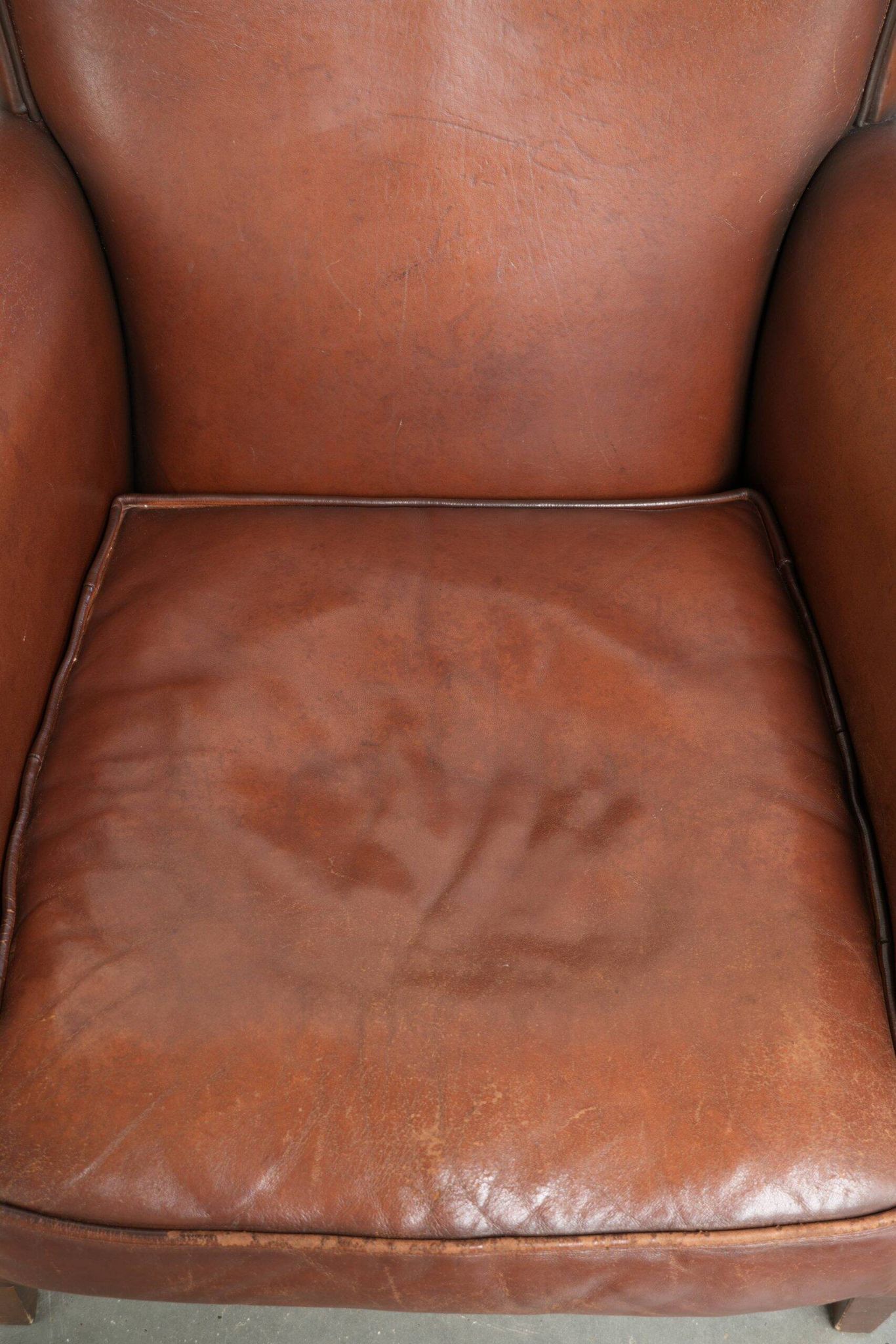 Timeless armchair made of sheepskin leather with a English look