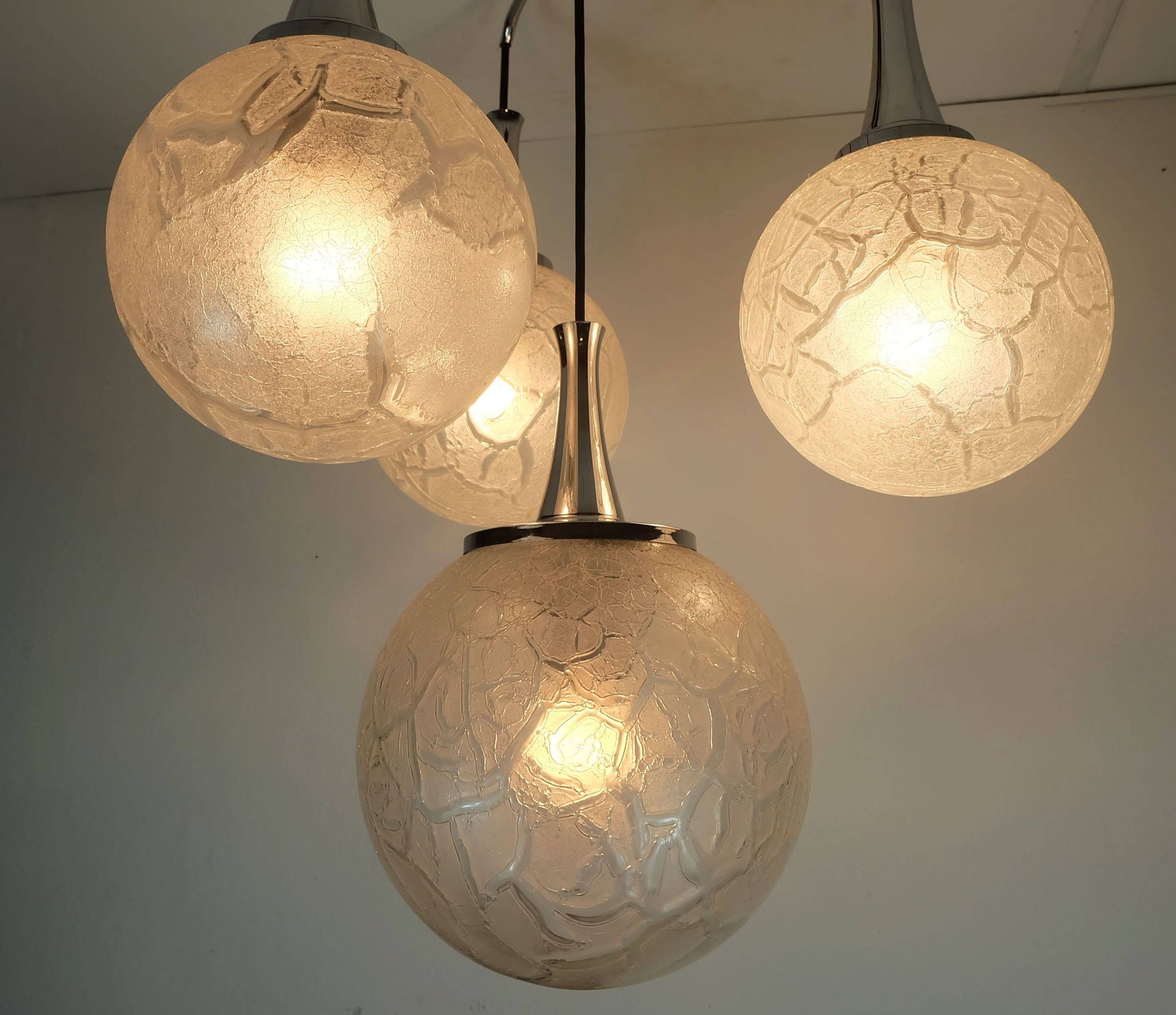 Suspension en verre et chrome à 4 lumières de style mid-century moderne, lumière en cascade des années 1970.