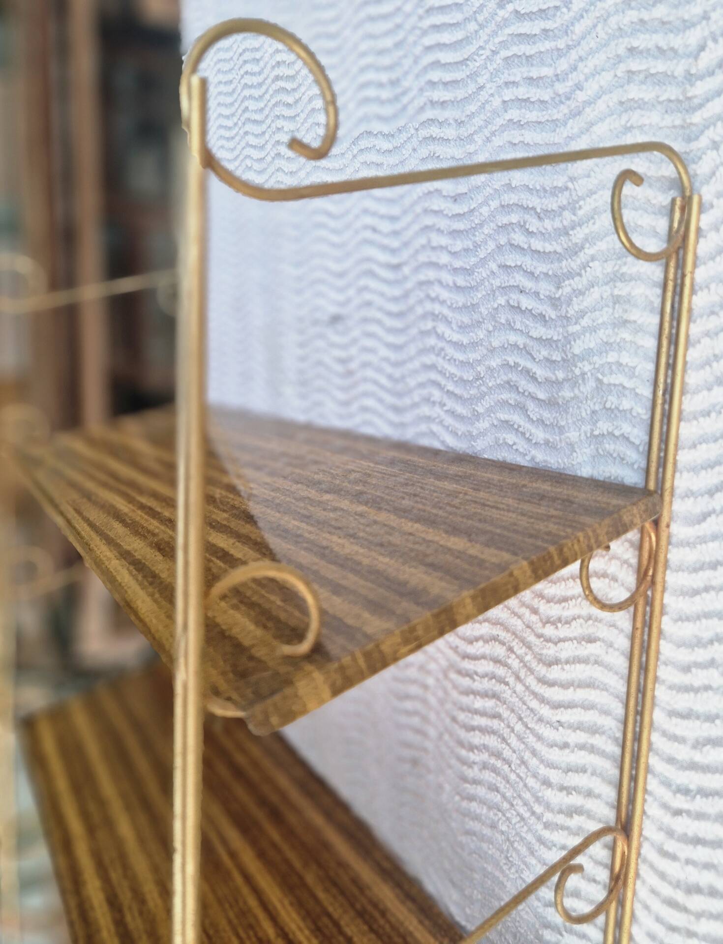 Wall shelf in metal with slanted shelves