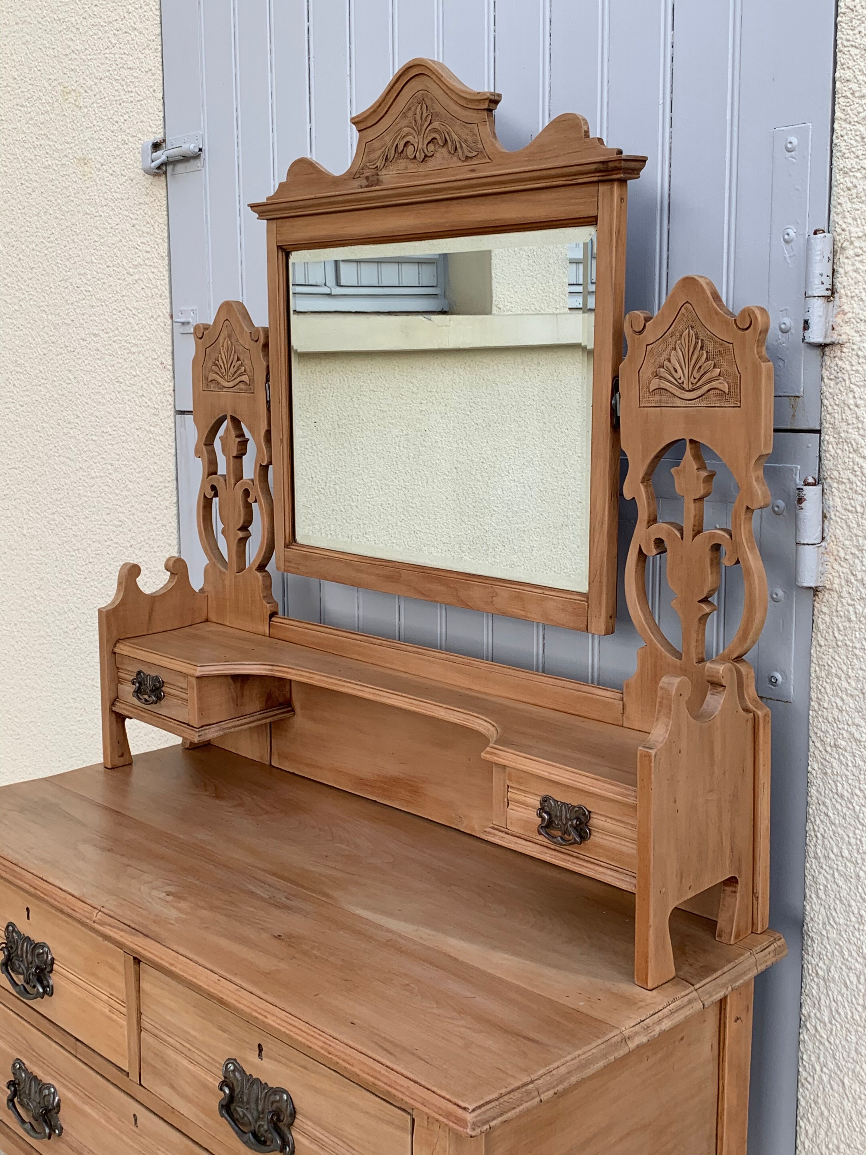English dressing table 1900