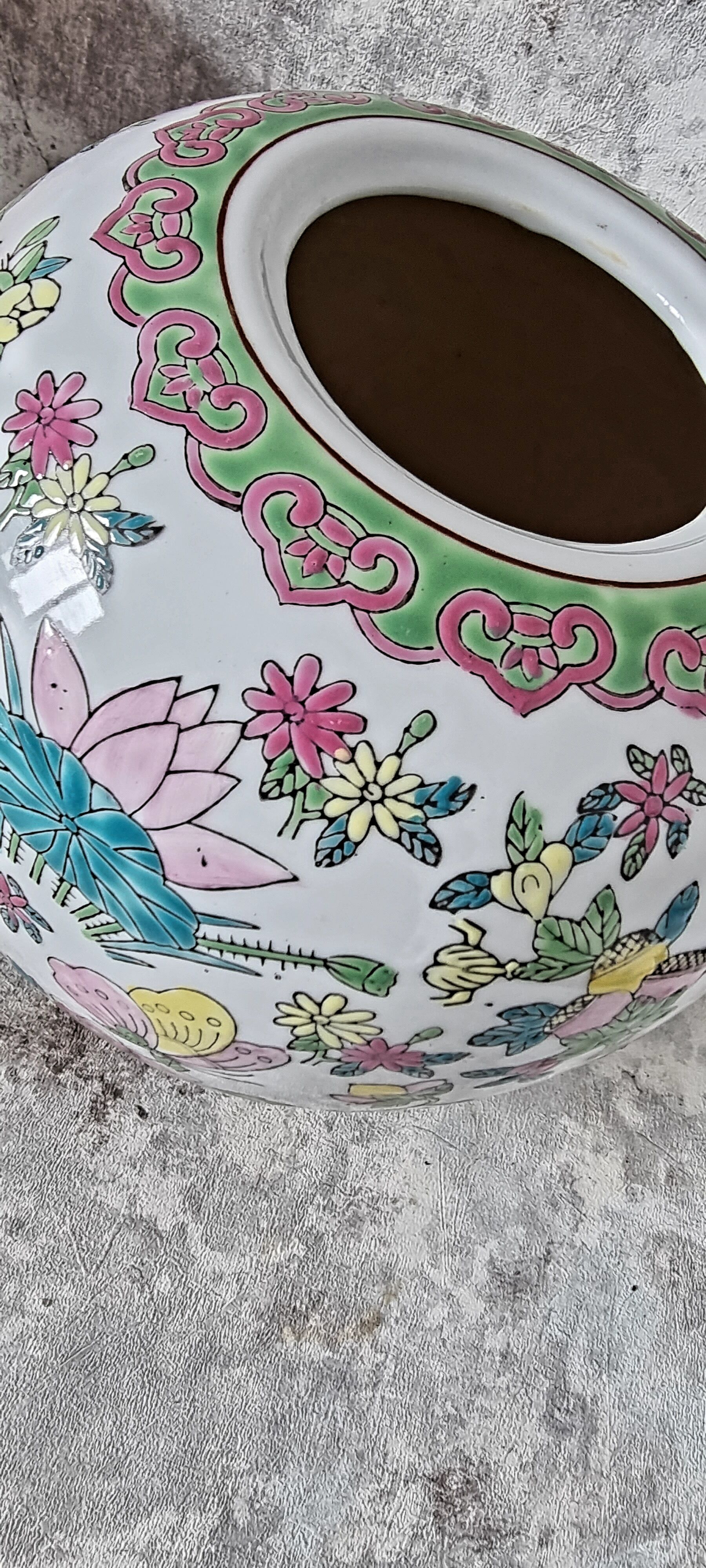 Vase en porcelaine de style chinois impeccable et multicolore