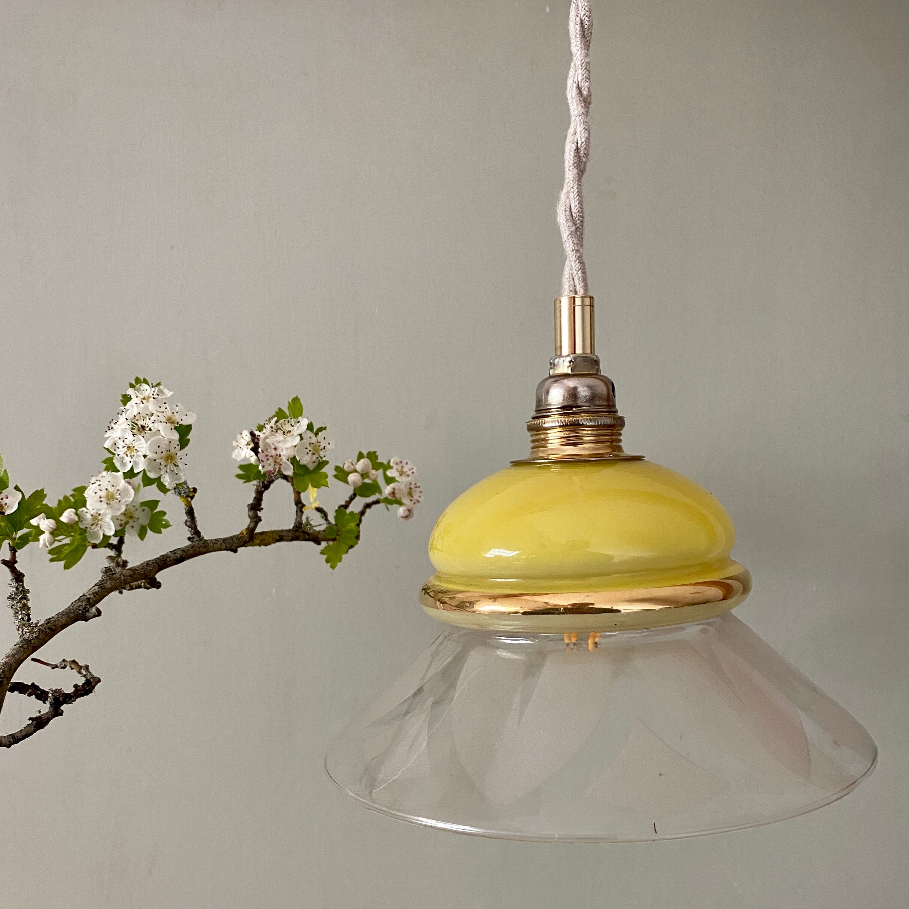 Vintage lampshade ride in yellow and transparent glass