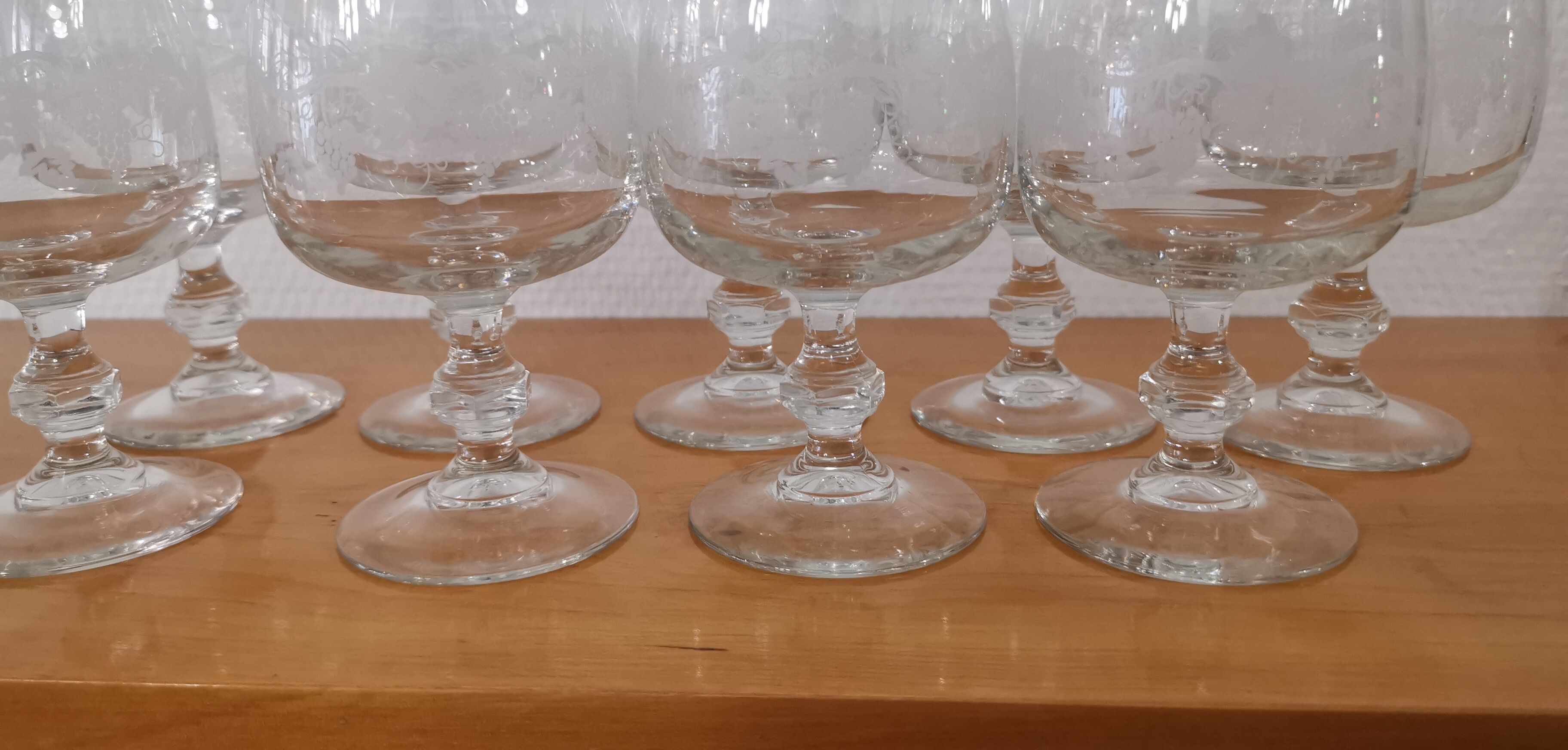 Set of 9 red wine glasses on feet, grape decoration and Luminarc vine shoot