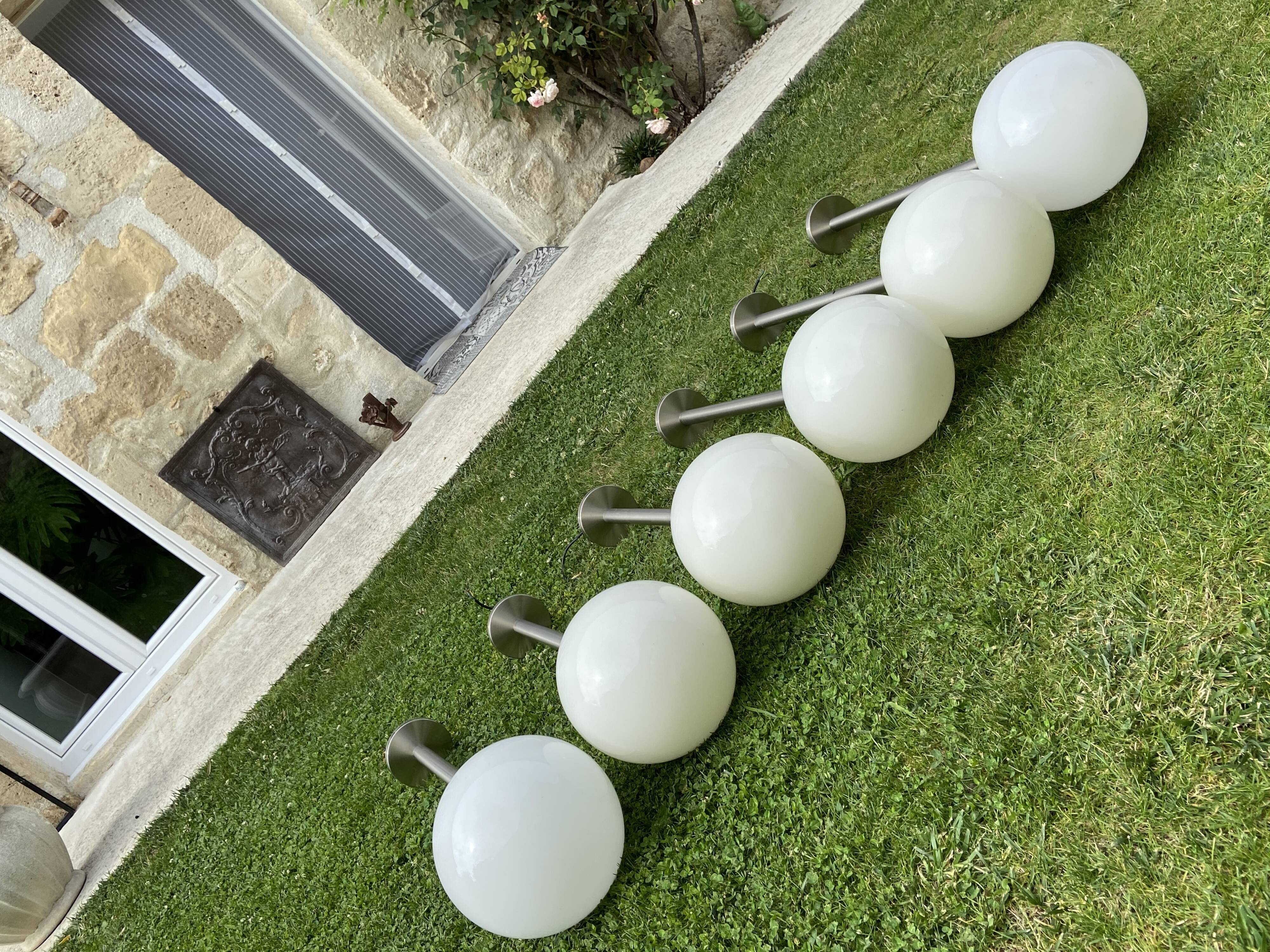 Suite de 6 suspensions tube inox et globe verre opalin style Art déco
