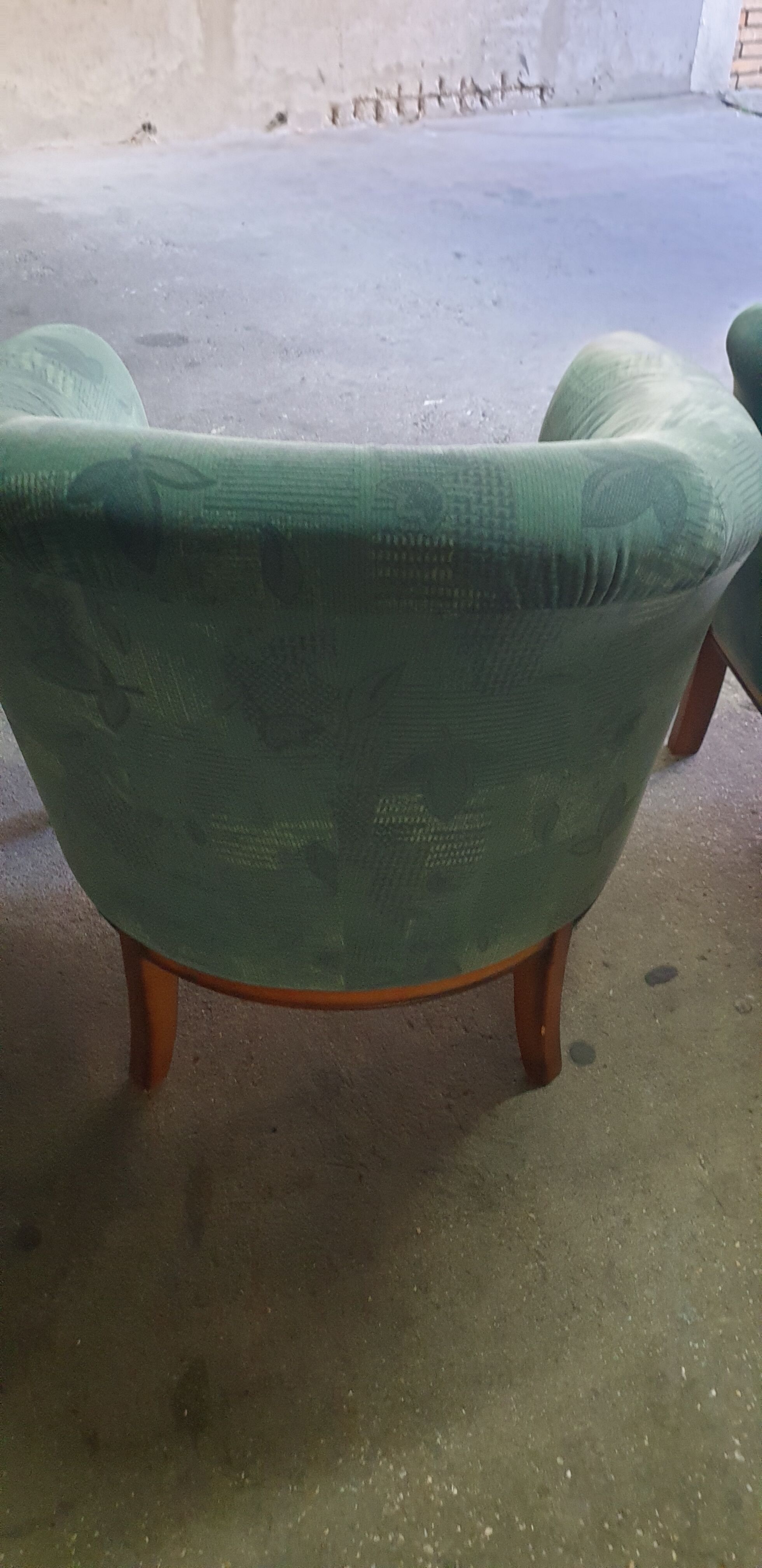 Club armchairs plus footrest