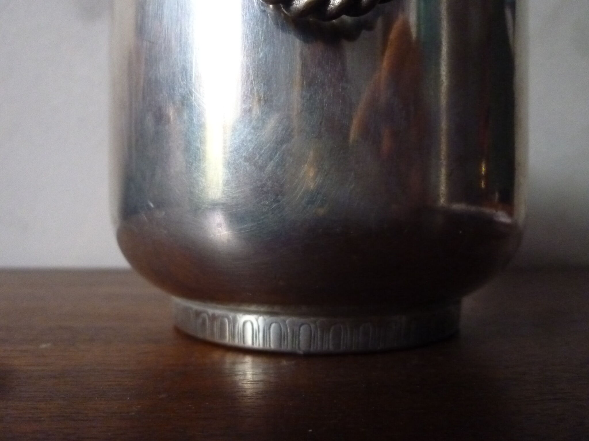 Cache silver metal pot with lion heads