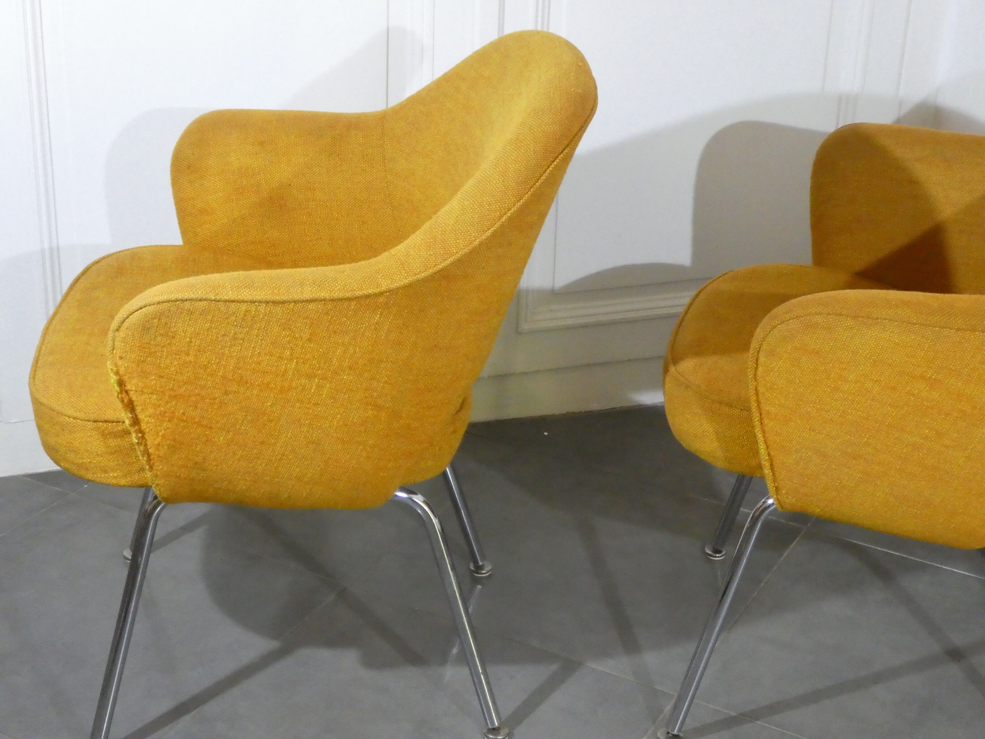 2 Saarinen chairs