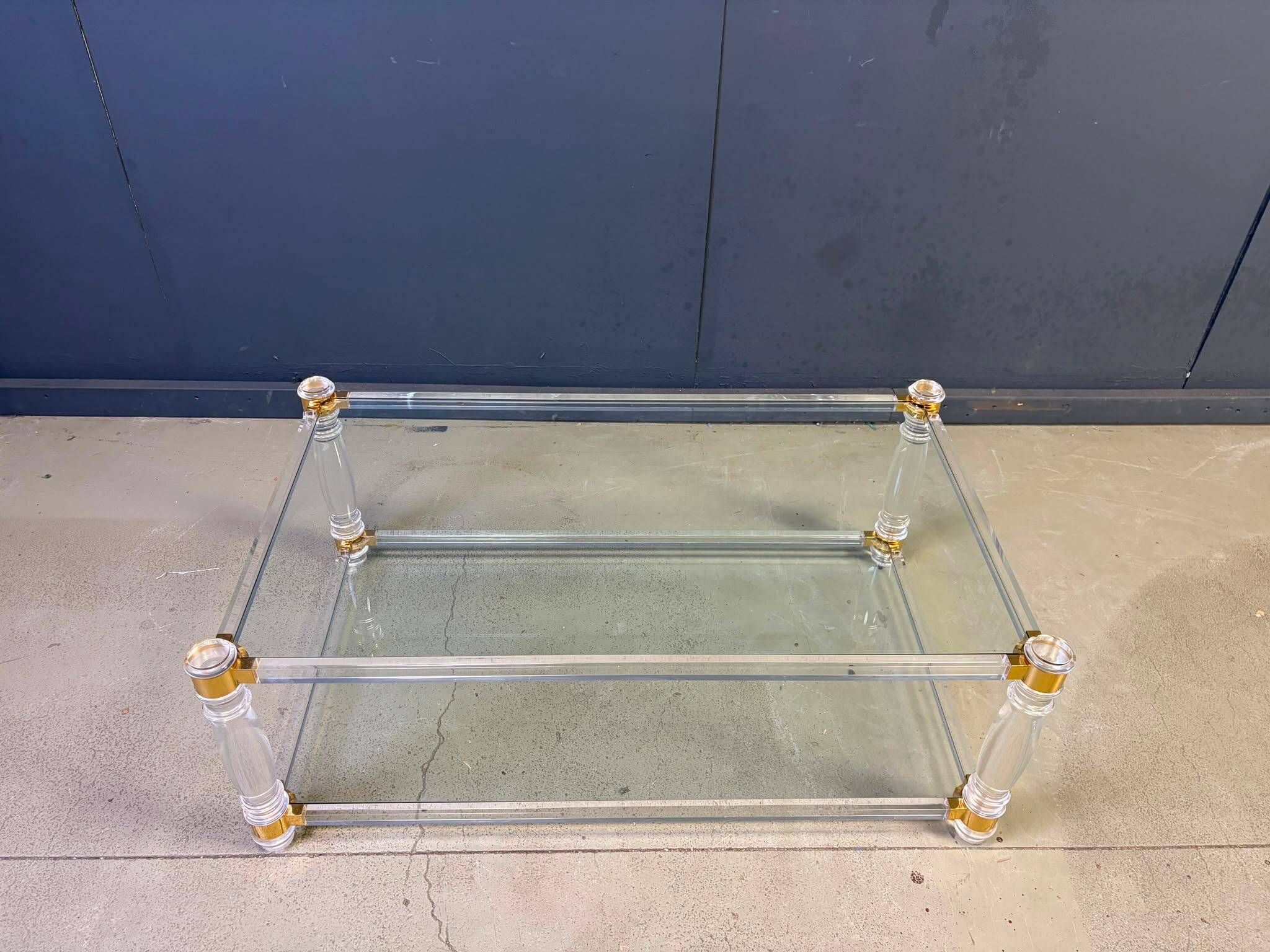 Table basse vintage en lucite et laiton, années 1970