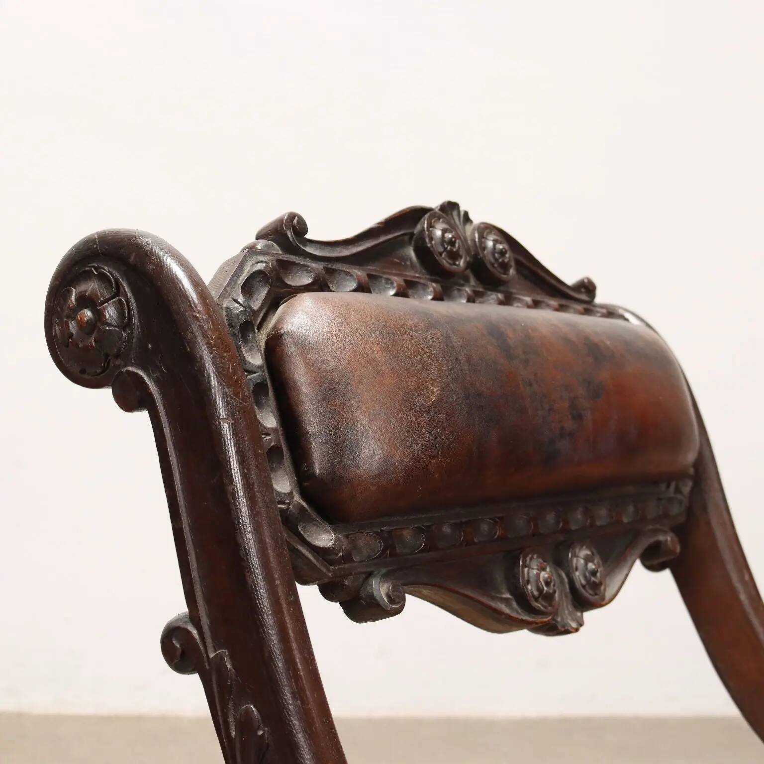 Antique neo-Renaissance chair in wood and leather, 20th century