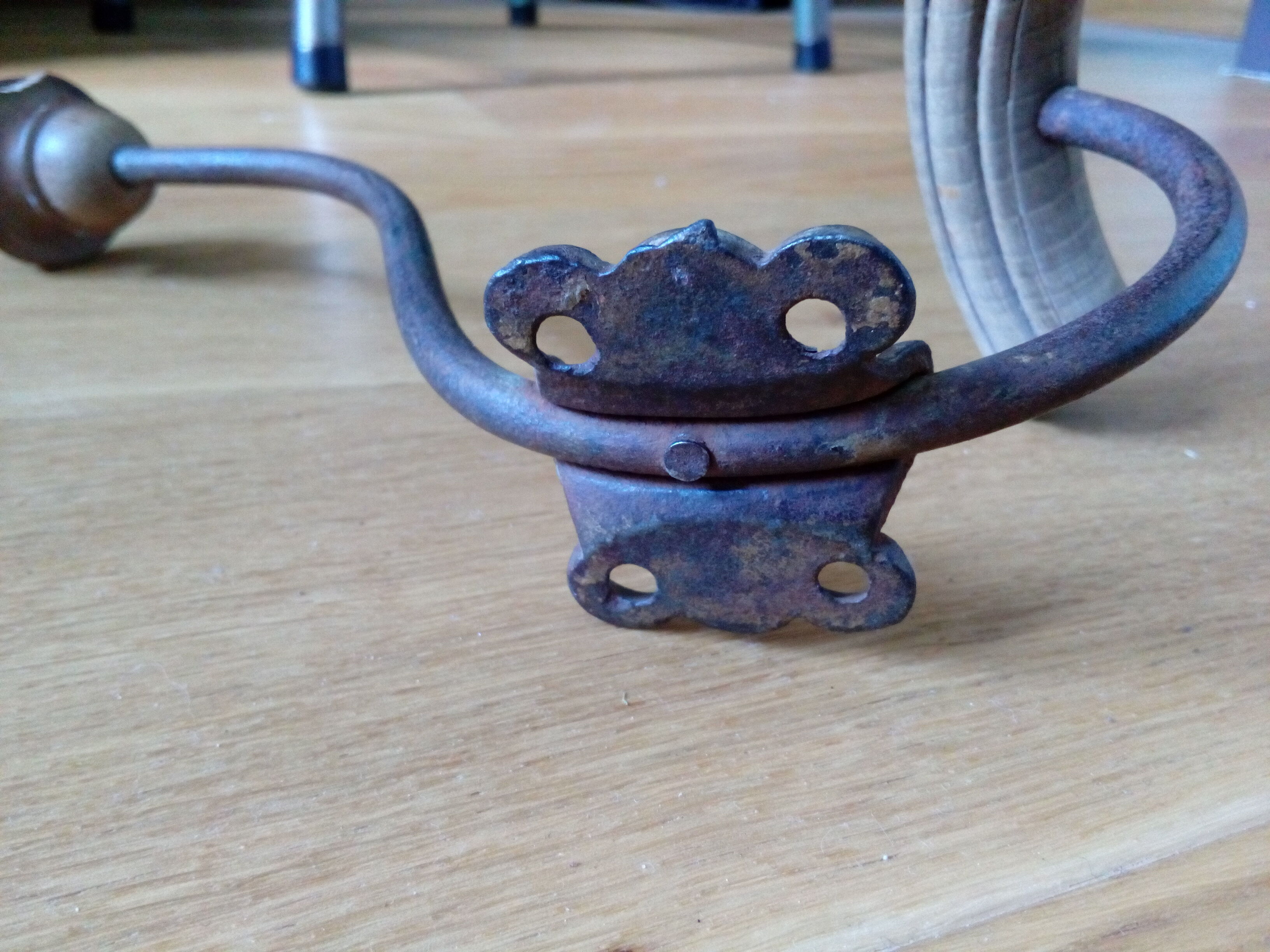 Patère wears coat and hat in iron and wood