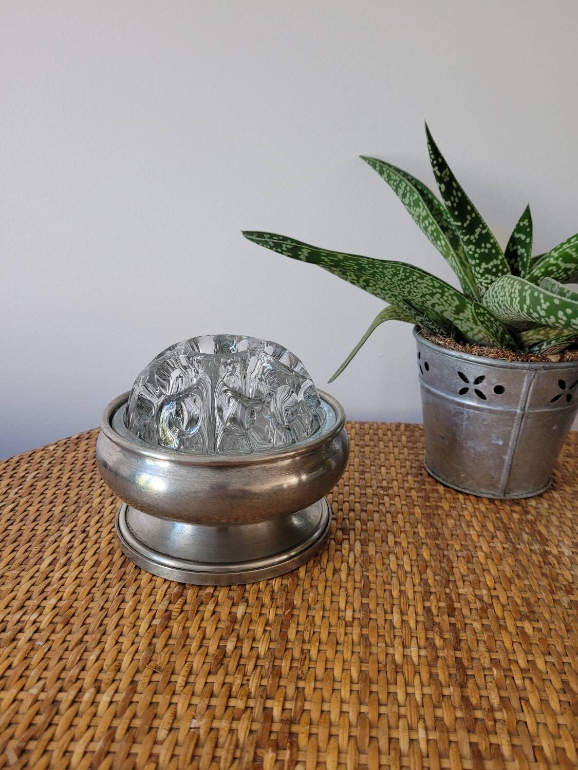 Reims glass flower vase with tin support