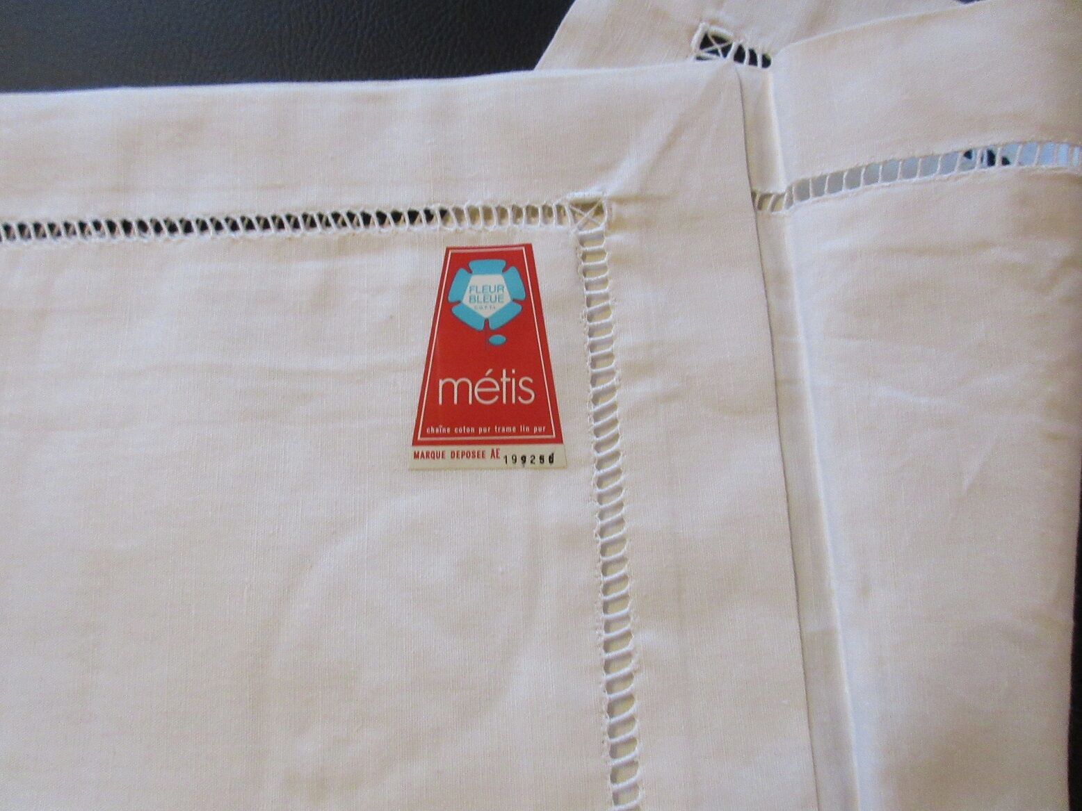 Former pair of new métis AC pillowcases