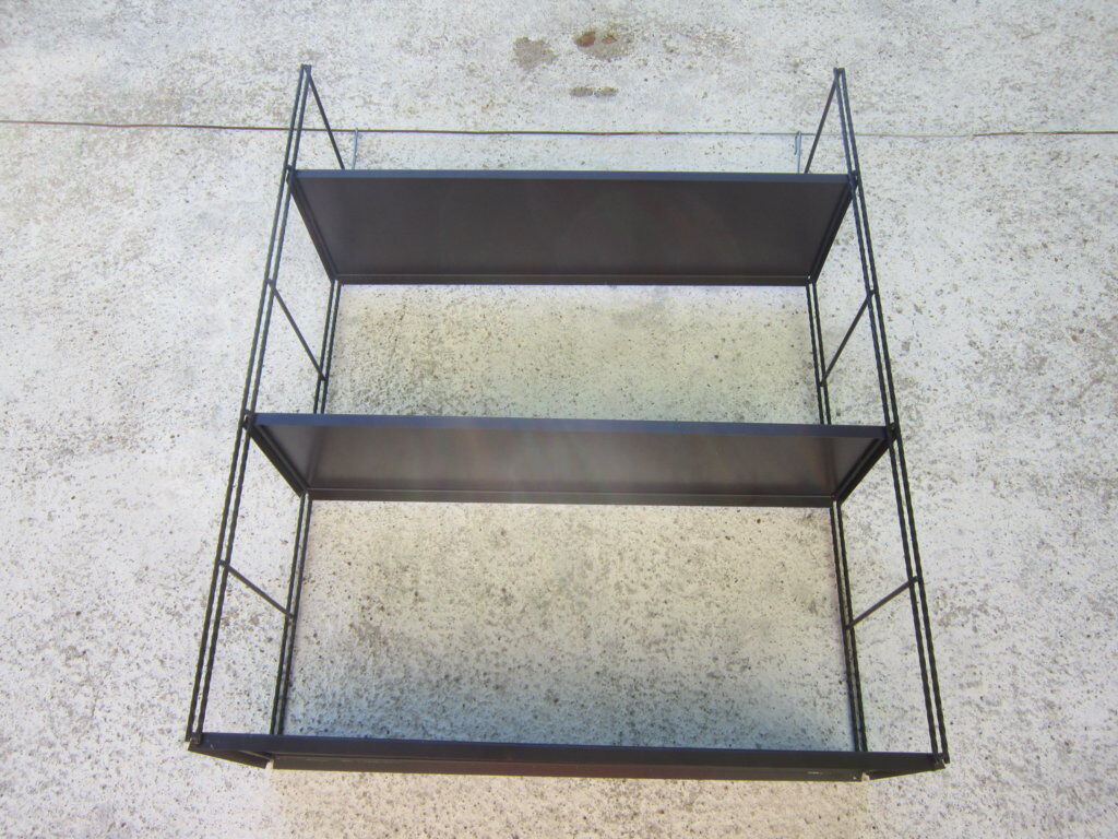 Shelf wall metal string