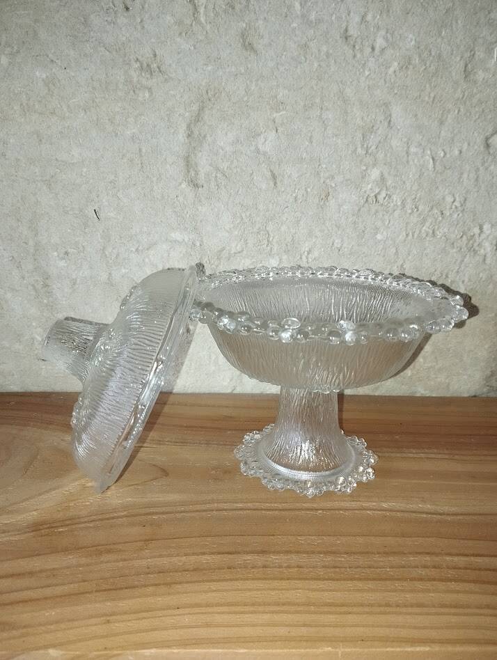 Bonbonnière sur pied en verre moulé – Décor texturé vintage