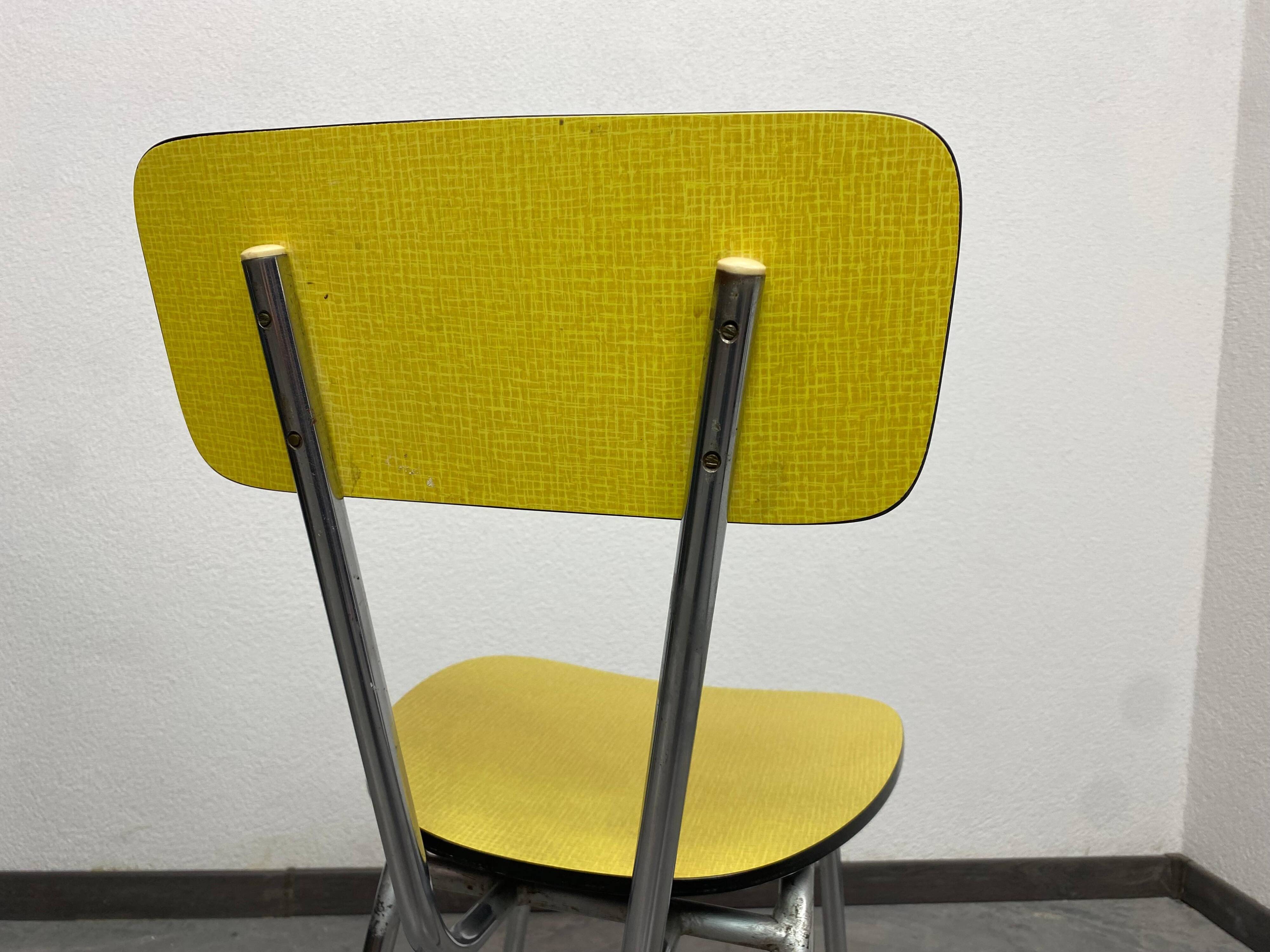 Chaise de salle à manger vintage jaune