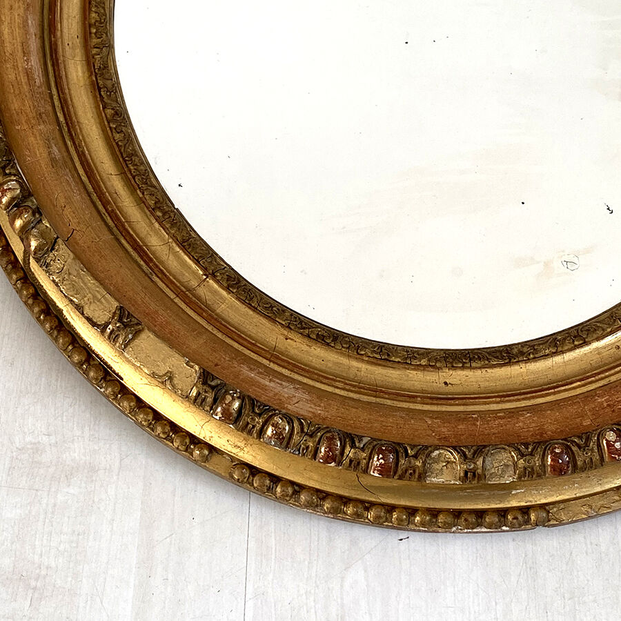 Miroir ovale en bois et stuc doré