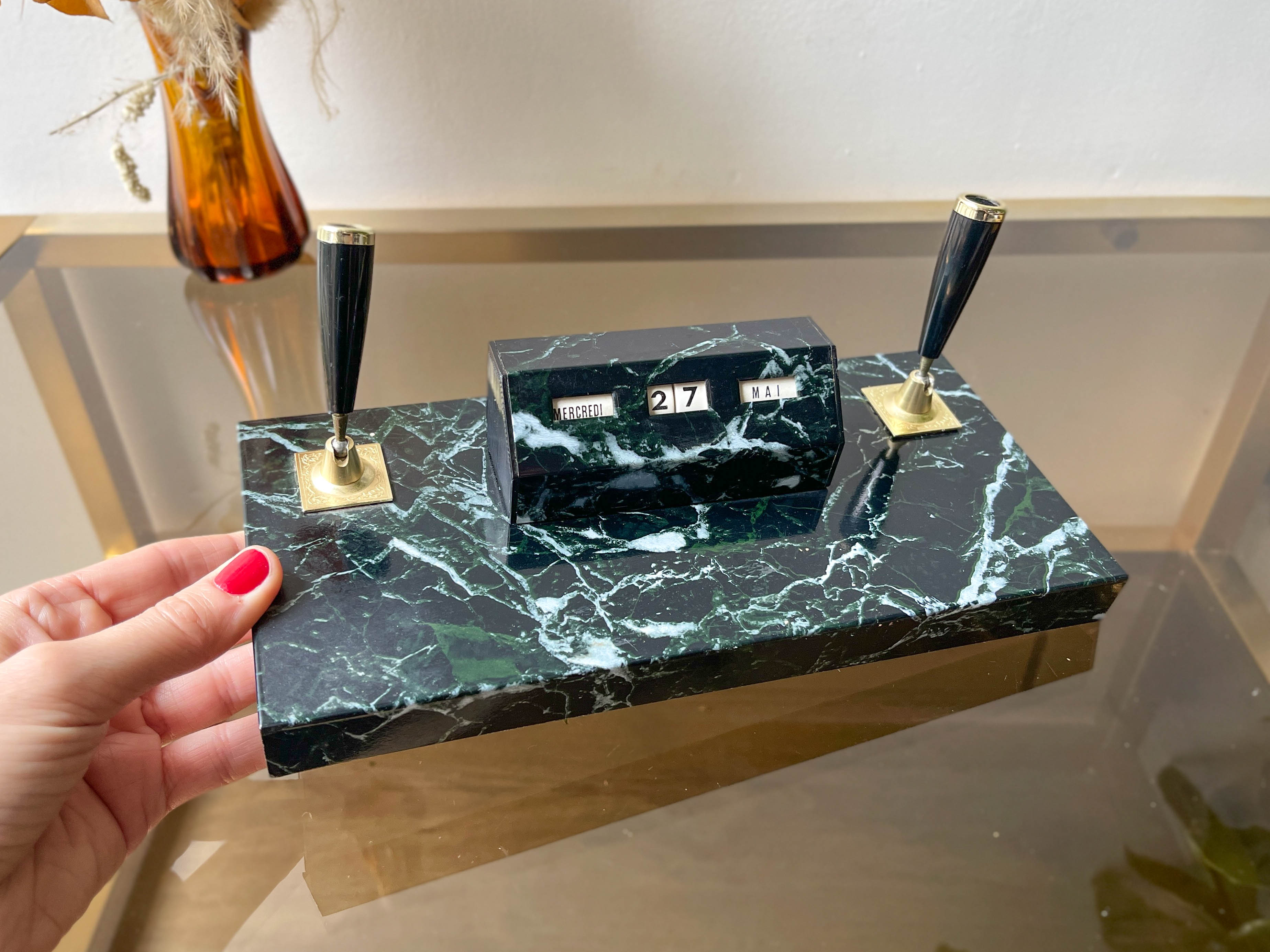 Perpetual calendar with vintage pen holder black gold marble effect