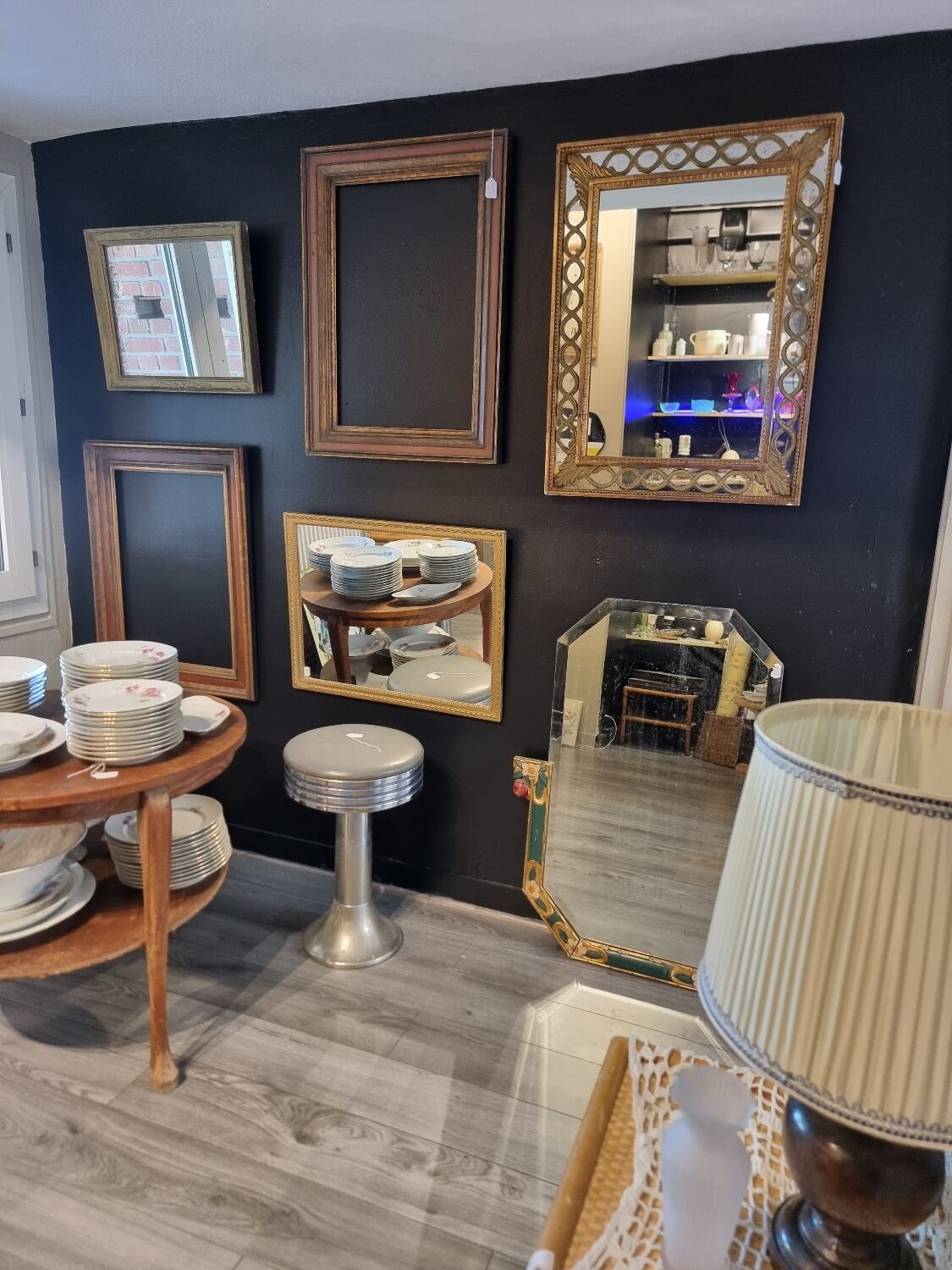 Mirror with parecloses