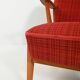 Fauteuil en hêtre scandinave des années 1950 avec un revêtement rouge.