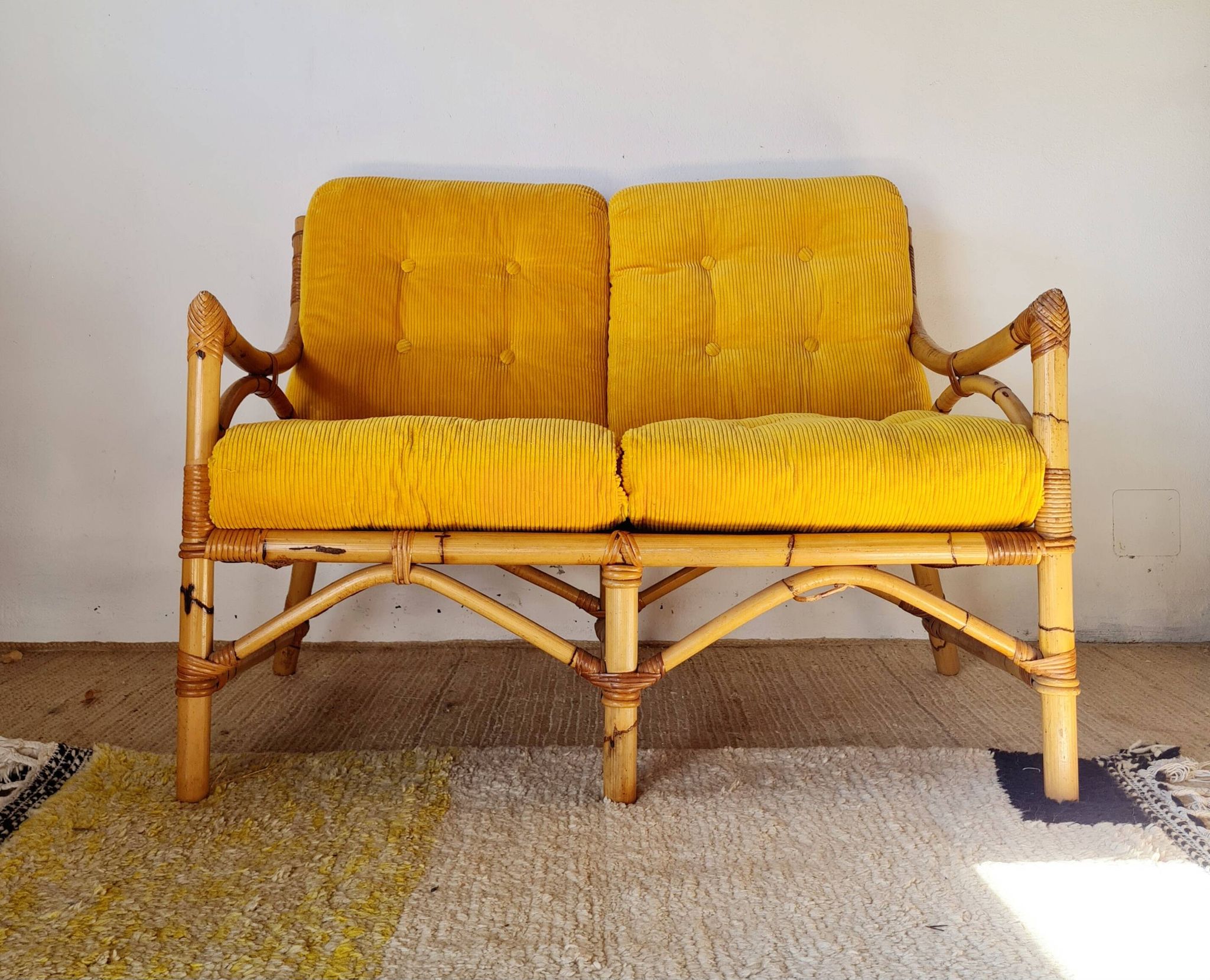 Banquette en rotin années 60 - velours jaune