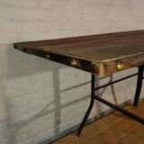 Table artisanale réalisée à base de matériaux anciens