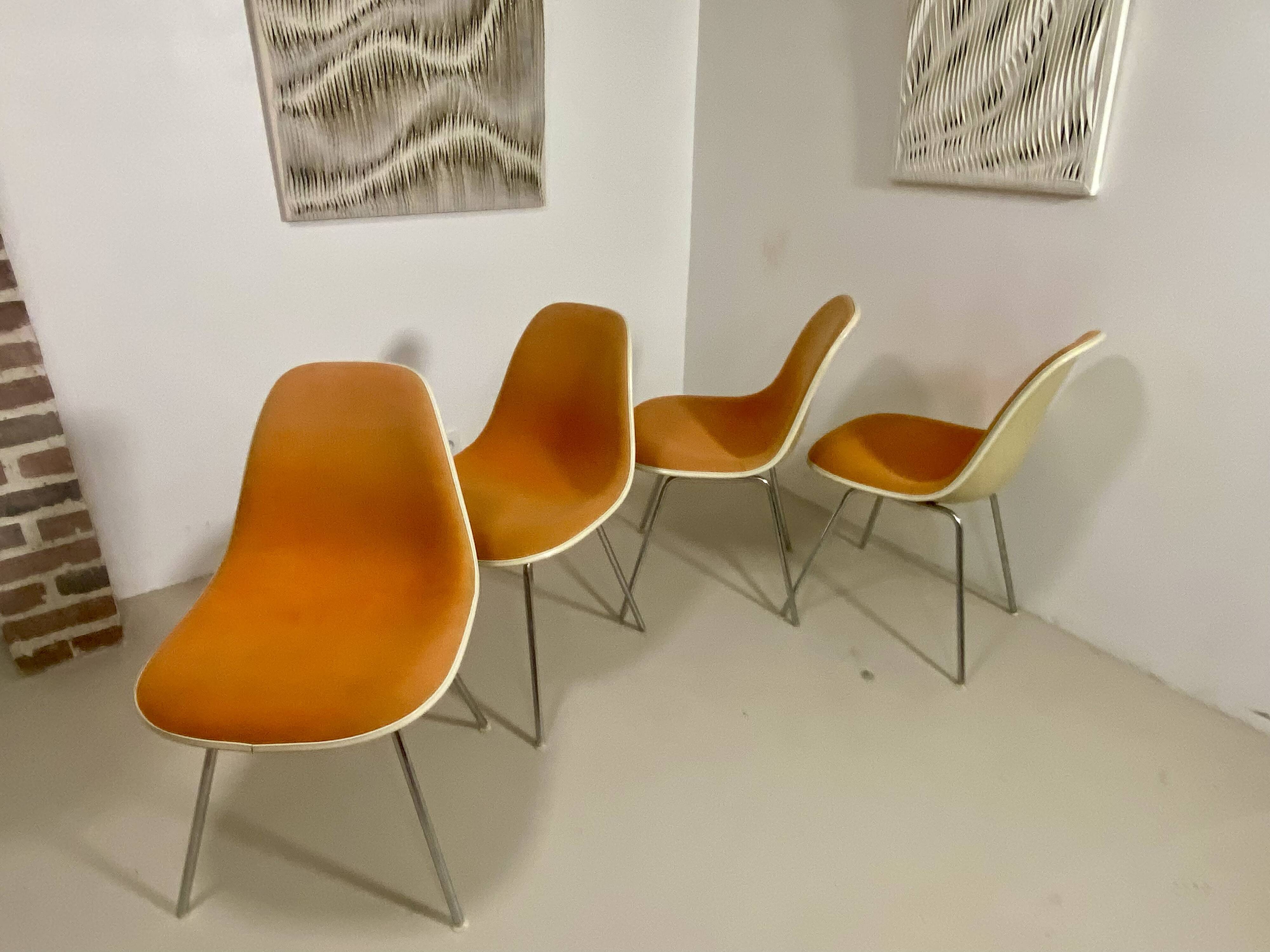 Set of 4 DSW Eames chairs – Herman Miller (1952)