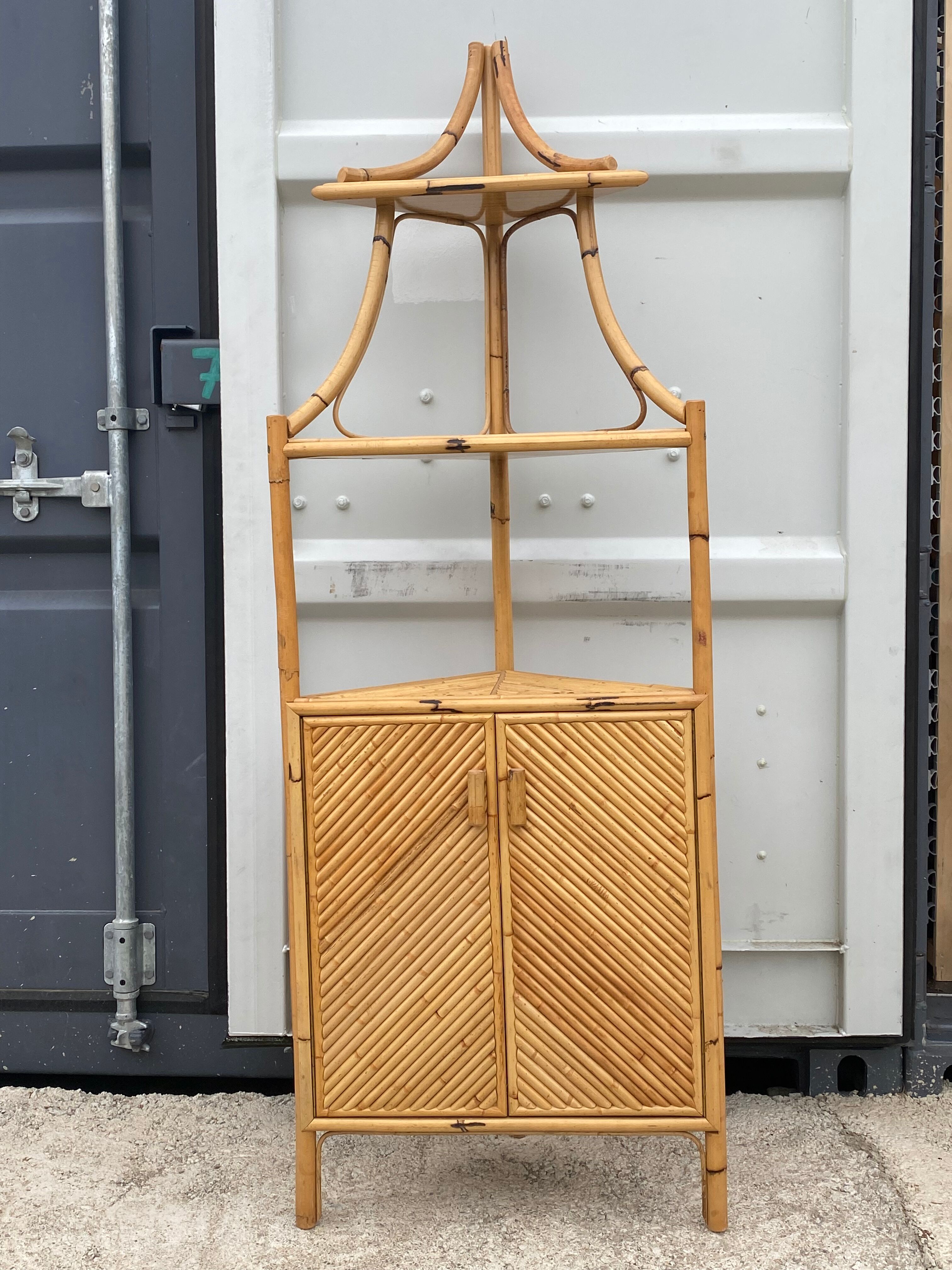 Meuble étagère d’angle vintage en rotin des années 60