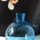 Vase boule en verre bleu à find basculant