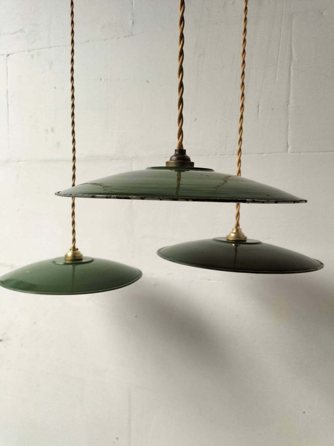 3 enamelled sheet metal suspensions
