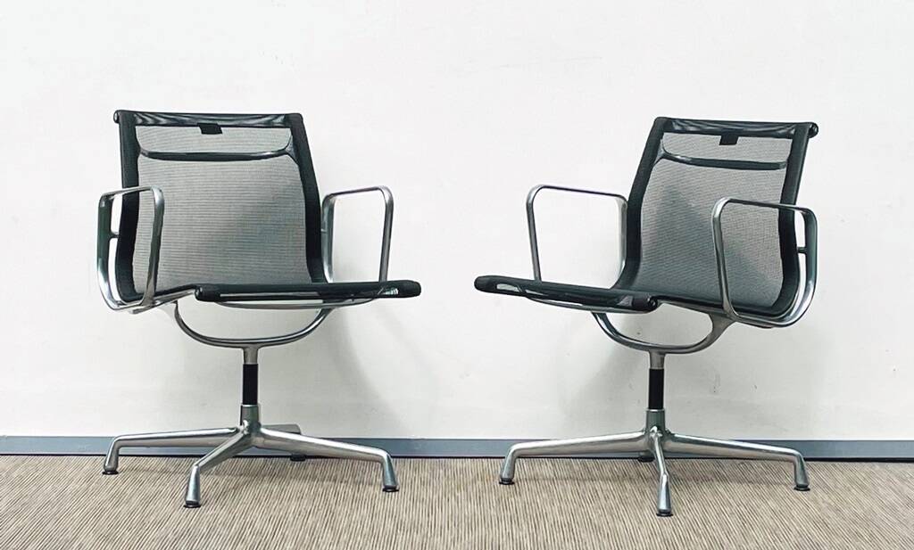 Paire de chaises Ch. Eames Alu Group résille Vitra Vintage
