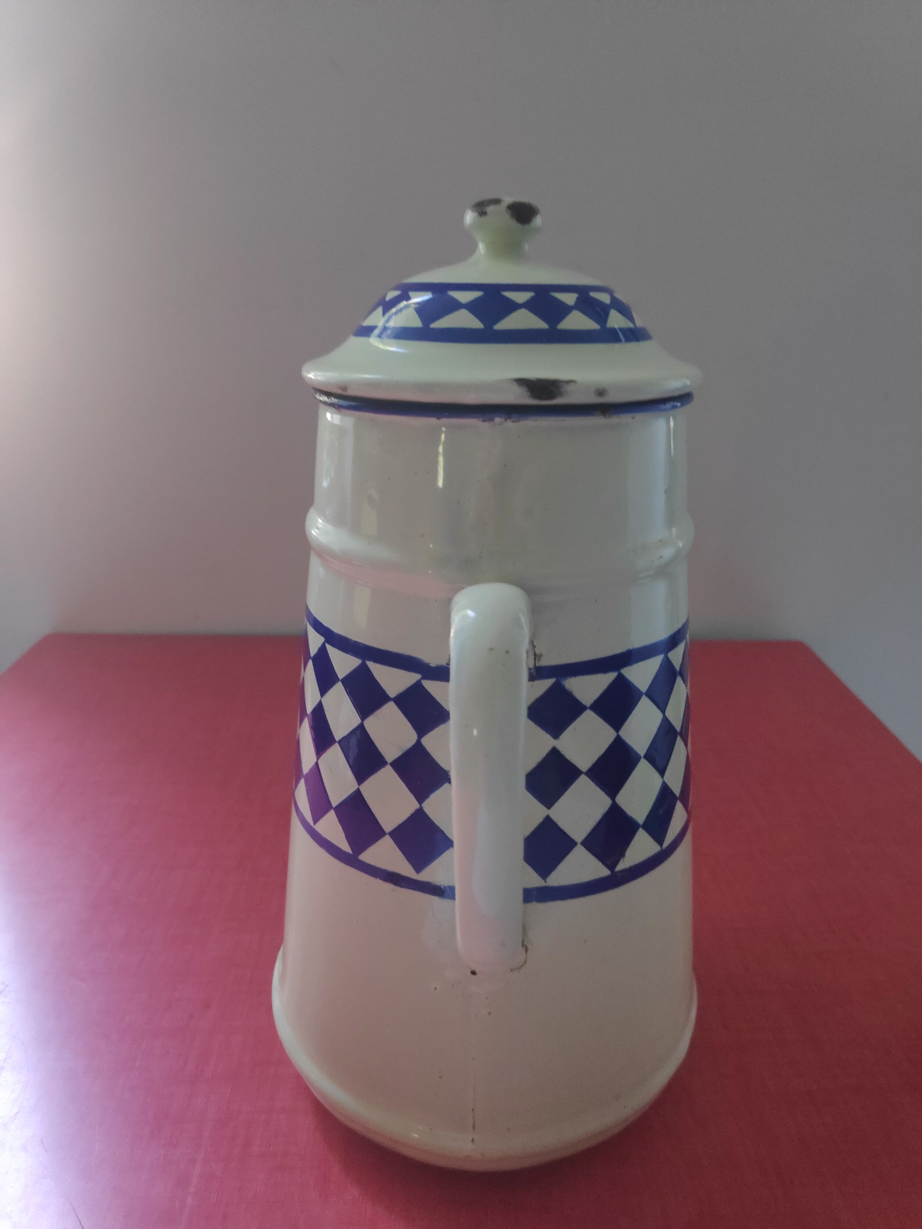 White enamelled sheet metal coffee maker with blue diamonds in relief