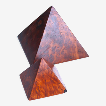 Deux pyramides en bois loupe d'orme, années 70