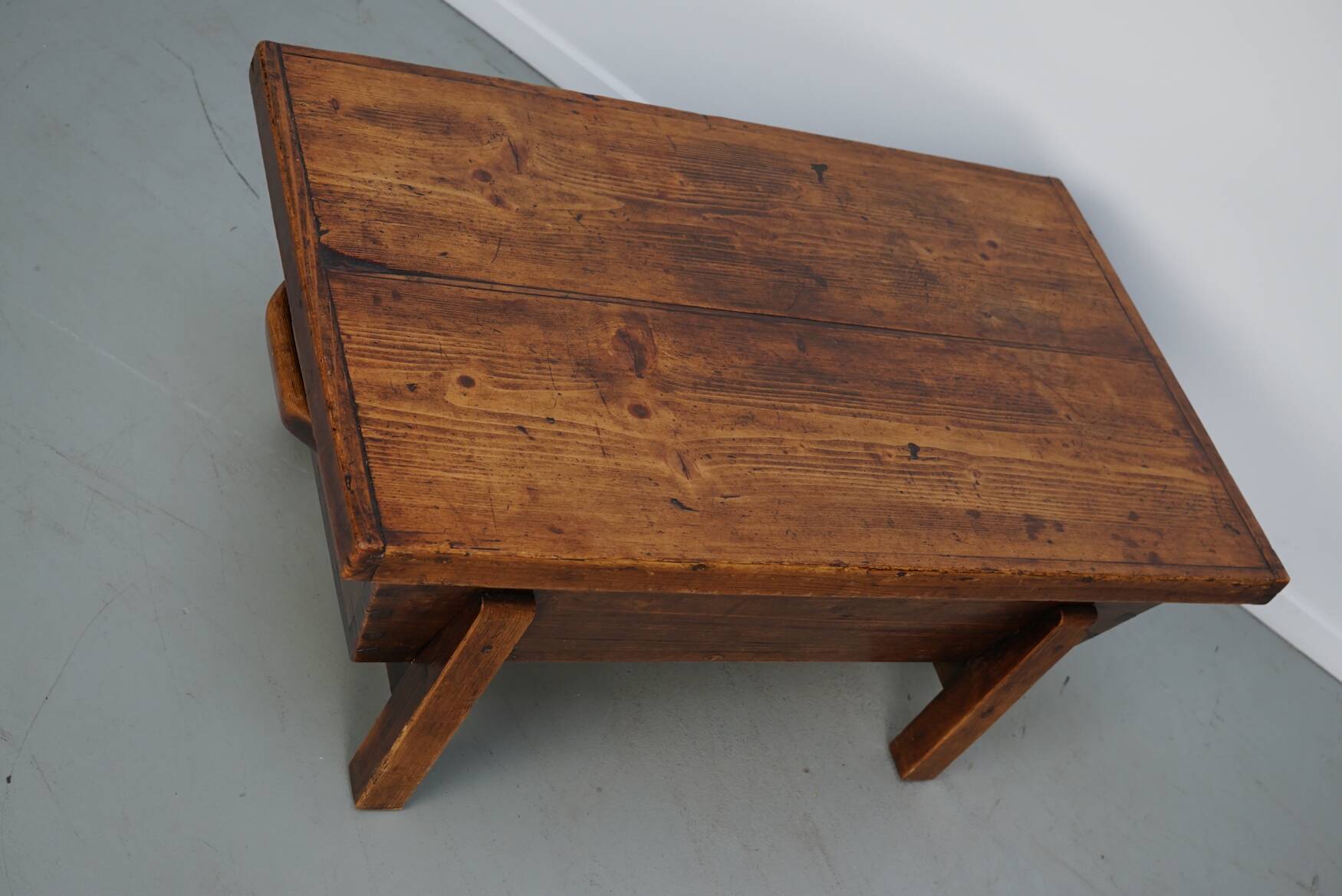 Table basse en pin rustique, style ferme français du début du 20e siècle