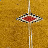 Tapis kilim jaune moutarde à motifs berbères multicolores