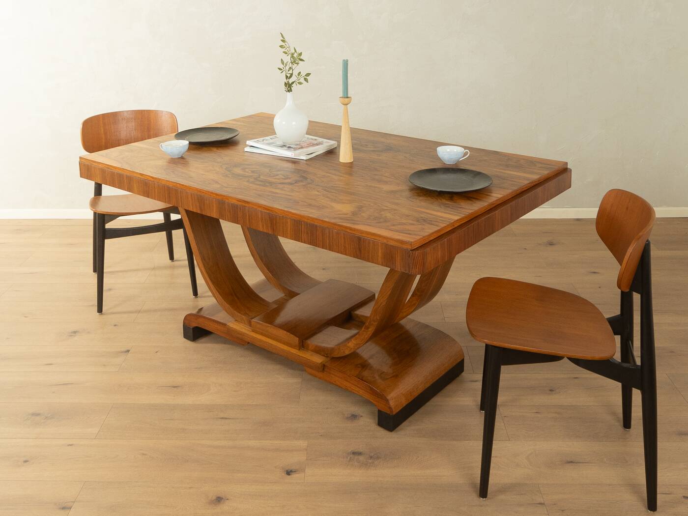 Elegant Art Deco dining table from the 1930s, walnut root veneer