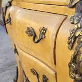 Commode galbée style Louis XV en marqueterie en loupe d'orme et bronze