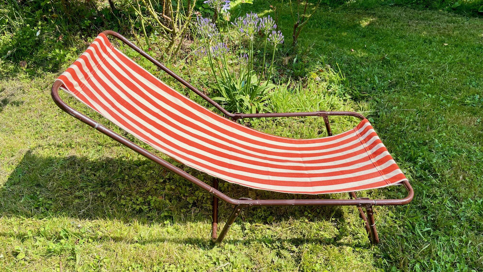 Vintage foldable nomadic deckchair