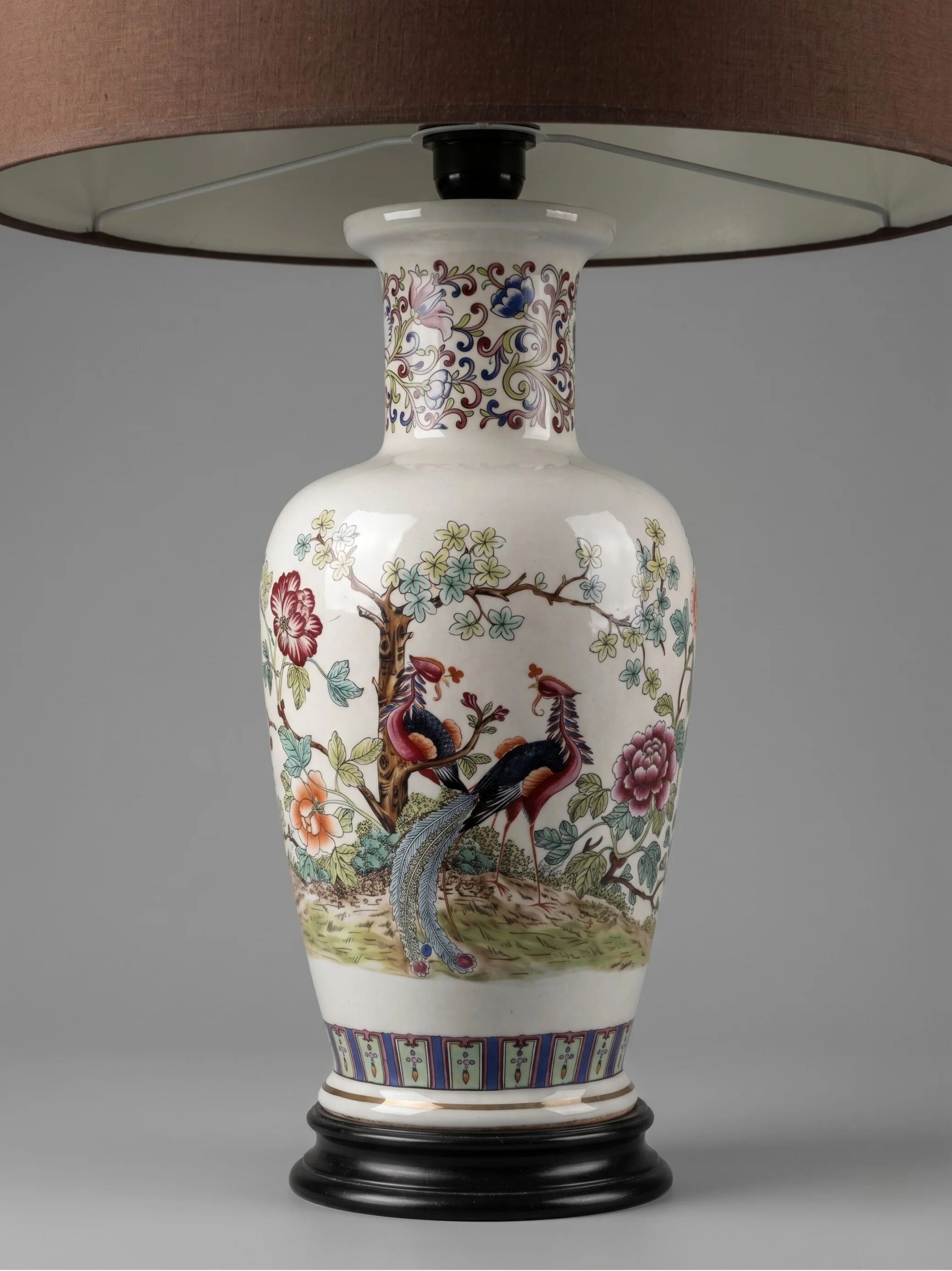 Large ceramic lamp signed V.V. Carraresi, traditional decorations.