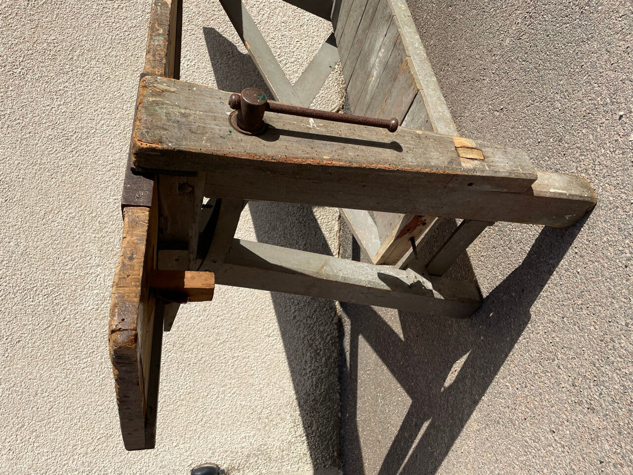 Luthier 19's grey workbench