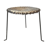 Table d'appoint tripode en métal noir et osier rotin