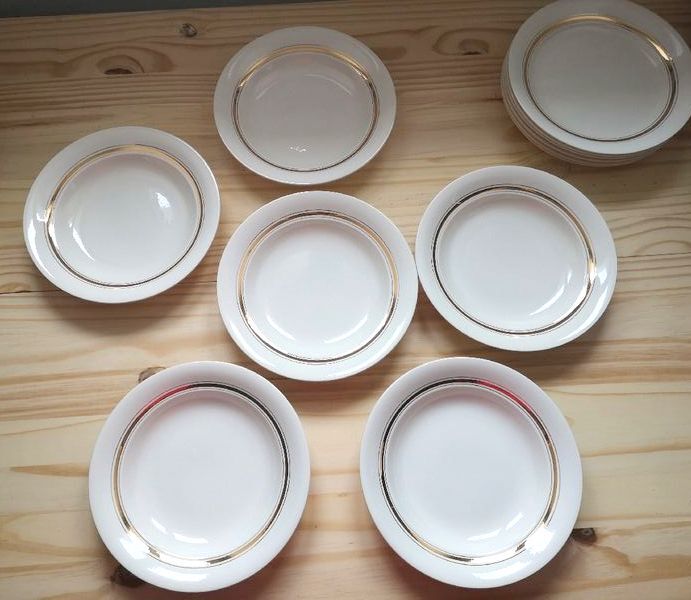 12 Villeroy & Boch cream plates with golden edging, 6 flat and 6 hollow plates