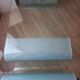 Table basse design en verre trempé et courbé avec porte-revues
