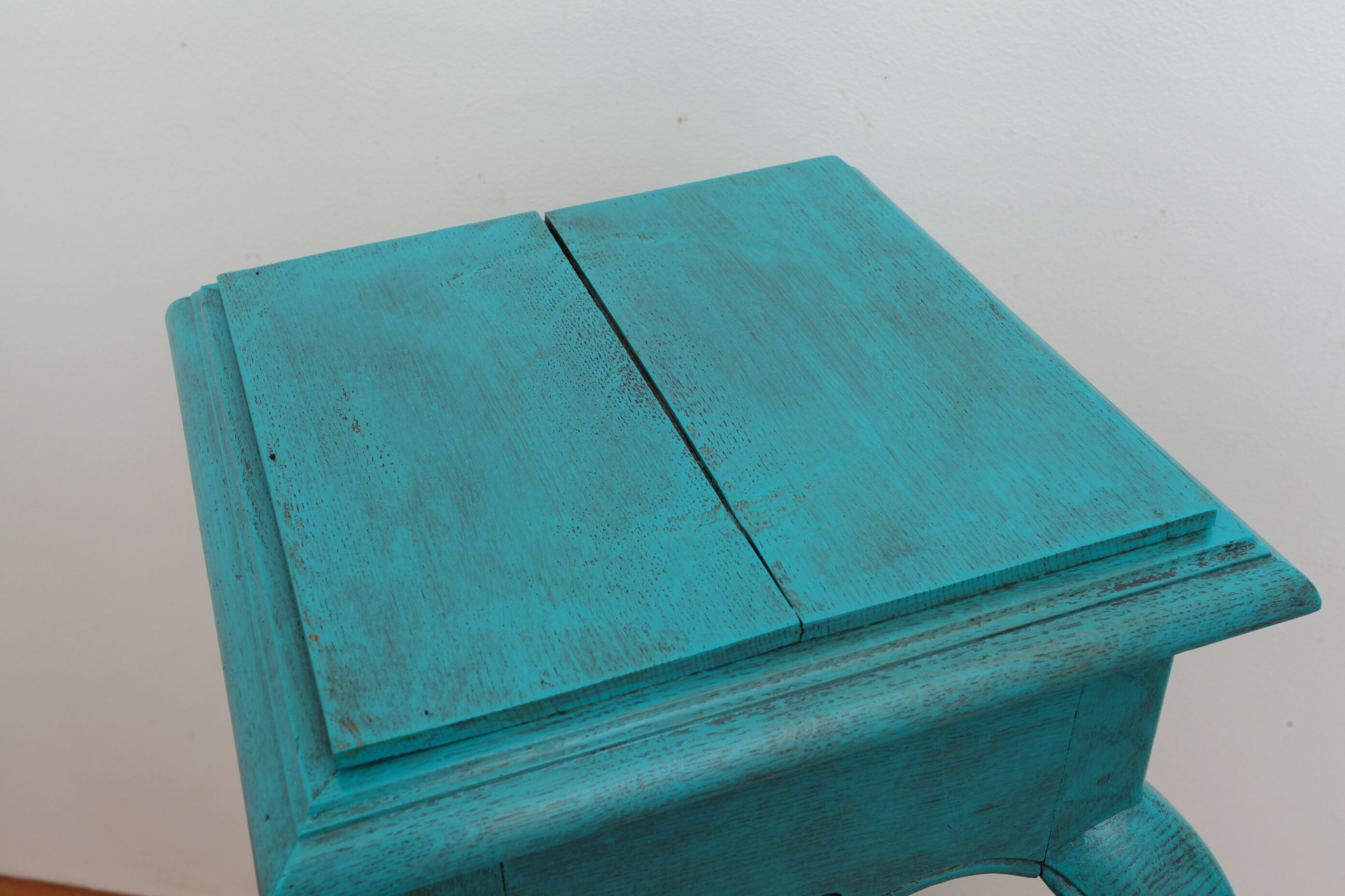 Large blue wood sellette