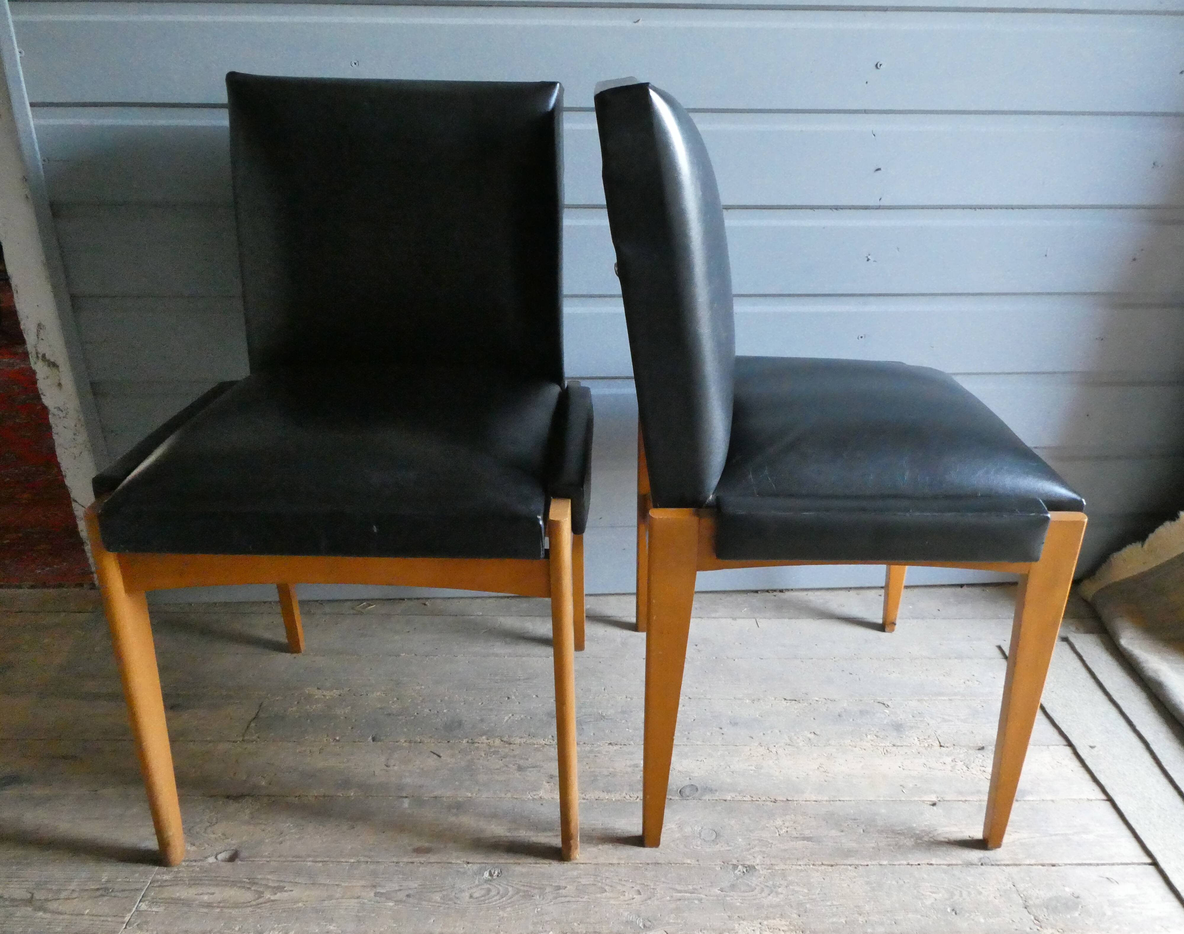 Paire de fauteuils à système en skaï noir, années 50