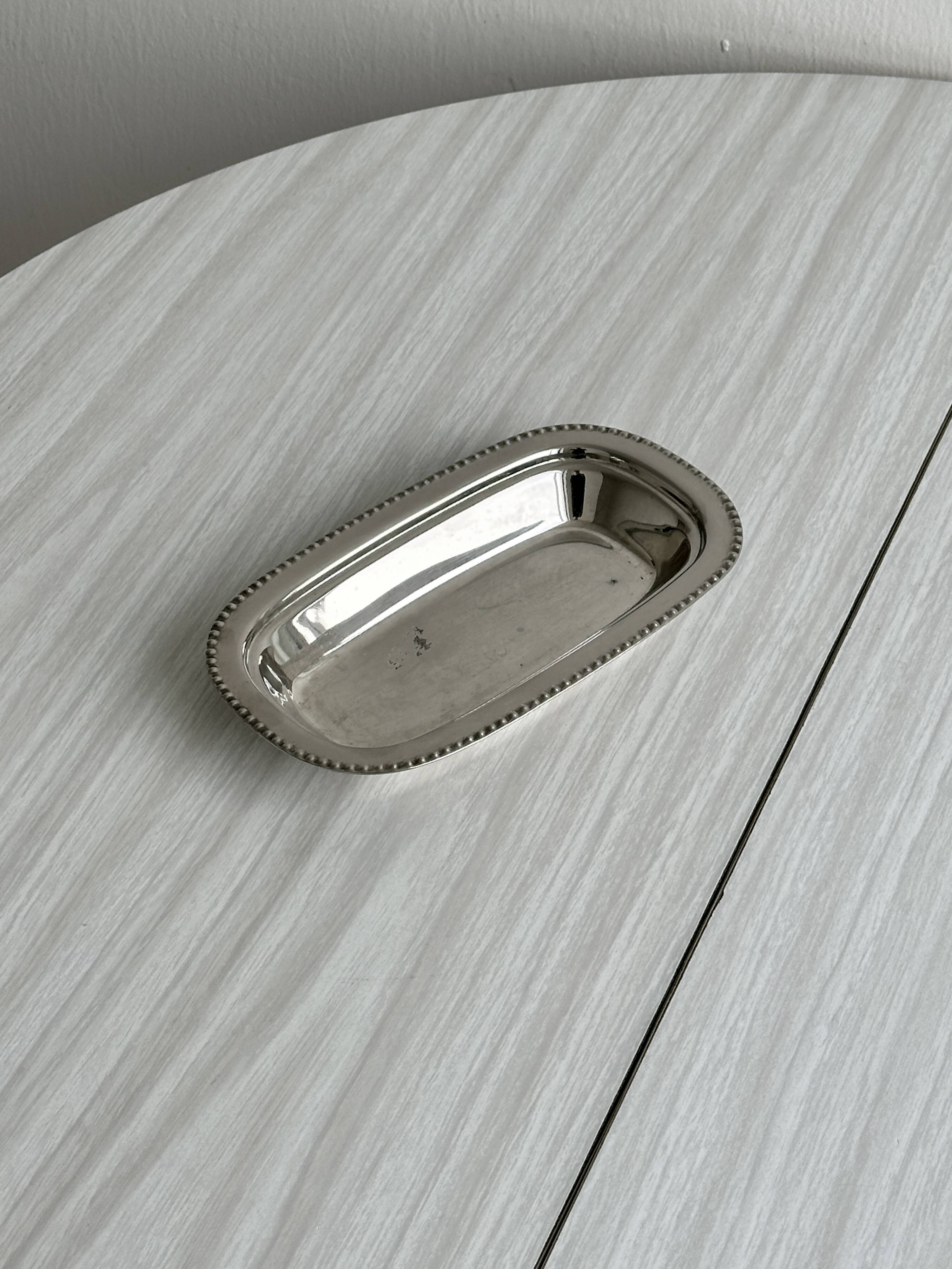 petite coupelle en métal léger brillant