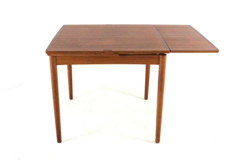 Compact Poul Hundevad for Hundevad & Co extendable dining table in teak