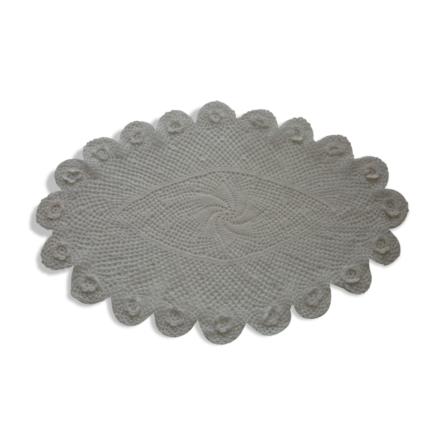 Oval white placemat in crocheted cotton