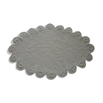 Oval white placemat in crocheted cotton